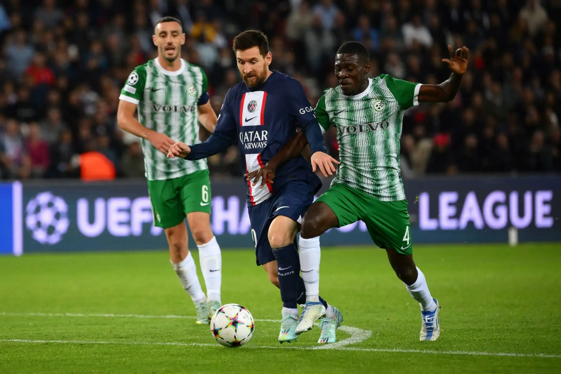 El delantero argentino del Paris Saint-Germain, Lionel Messi, lucha por el balón con el centrocampista nigeriano del Maccabi Haifa, Ali Mohamed, durante el partido de vuelta del Grupo H de la Liga de Campeones de la UEFA. Foto: AFP