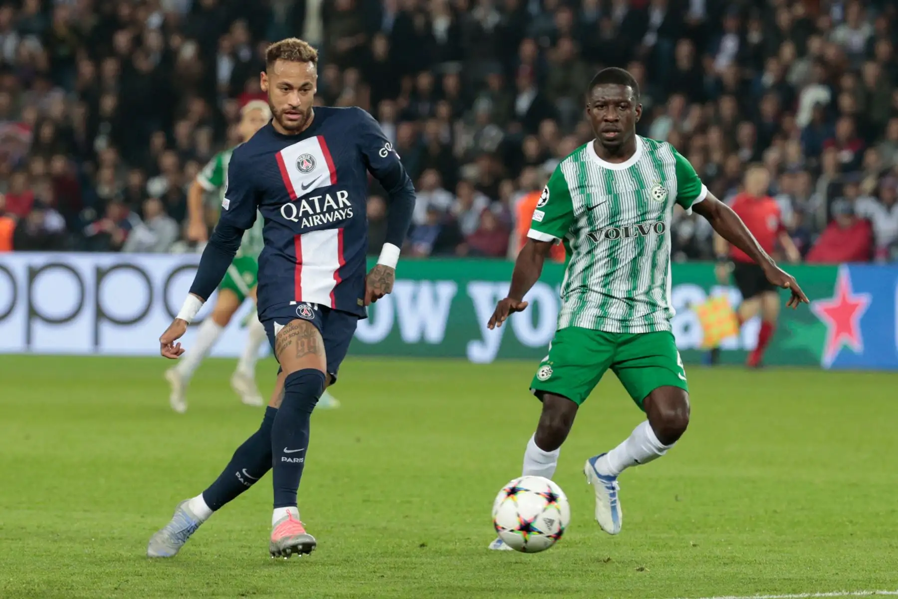 El delantero brasileño del Paris Saint-Germain, Neymar, controla el balón durante el partido de vuelta del Grupo H de la Liga de Campeones de la UEFA. Foto: AFP