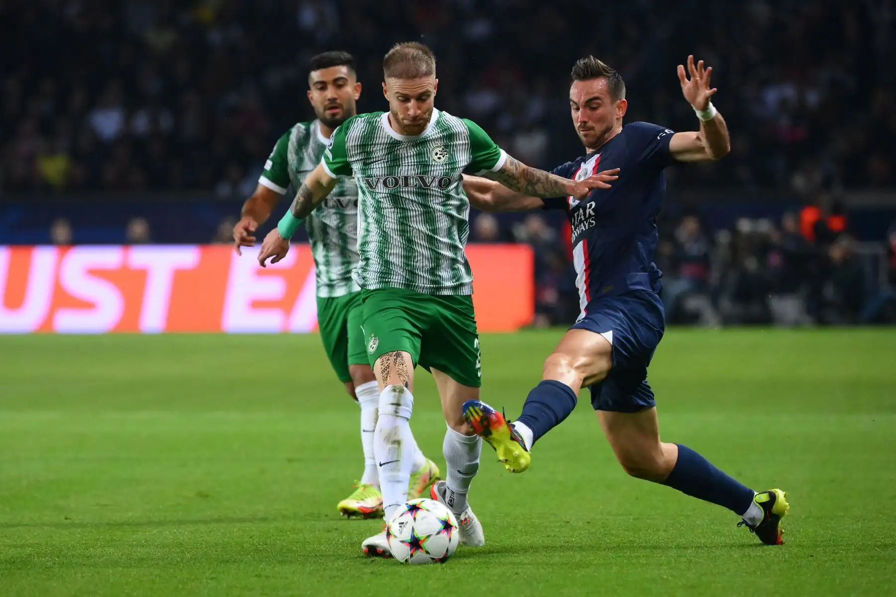 El delantero español del Paris Saint-Germain, Pablo Sarabia, lucha por el balón con el defensa francés del Maccabi Haifa, Pierre Cornud, durante el partido de vuelta del Grupo H de la Liga de Campeones de la UEFA. Foto: AFP