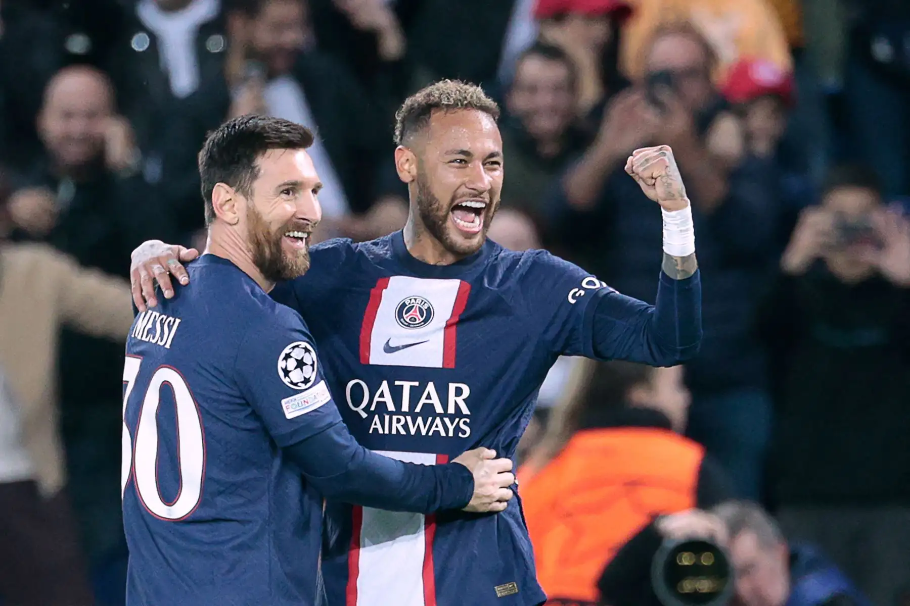 El delantero brasileño de Paris Saint-Germain, Neymar, celebra con su compañero, el delantero argentino, Lionel Messi, después de marcar el tercer gol de su equipo durante el partido de vuelta del Grupo H de la Liga de Campeones de la UEFA. Foto: AFP