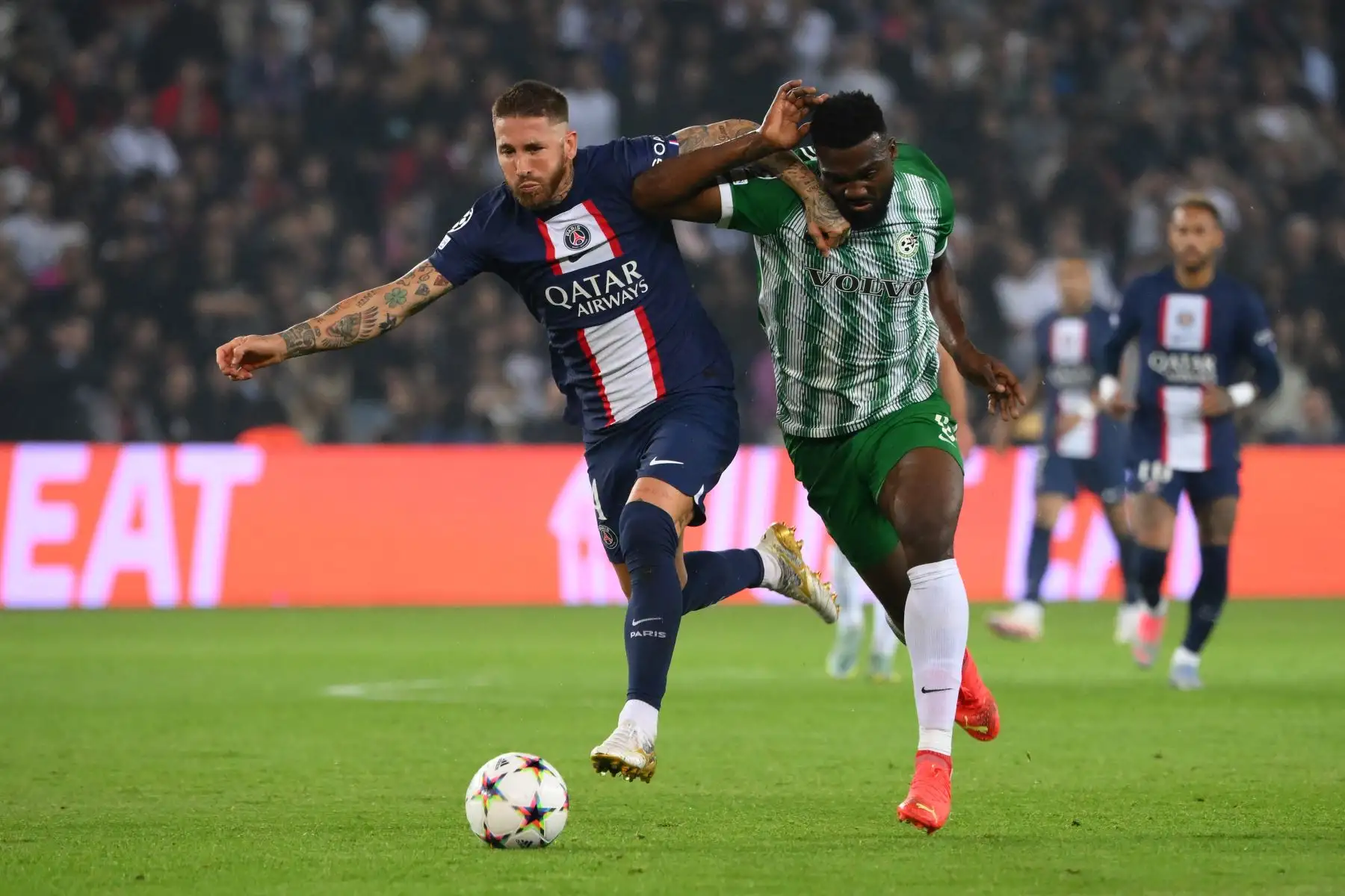 El defensa español del Paris Saint-Germain, Sergio Ramos, lucha por el balón con el delantero haitiano del Maccabi Haifa, Frantzdy Pierrot, durante el partido de vuelta del Grupo H de la Liga de Campeones de la UEFA. Foto: AFP