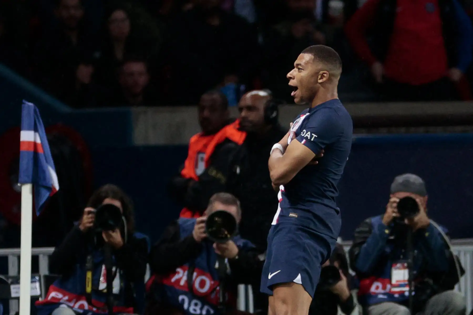 El delantero francés del Paris Saint-Germain, Kylian Mbappe, celebra después de marcar el quinto gol de su equipo ante el Maccabi Haifa FC durante el partido de vuelta del Grupo H de la Liga de Campeones de la UEFA . Foto: AFP