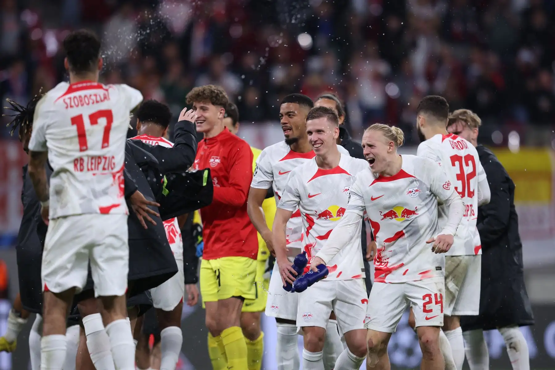 Los jugadores del RB Leipzig celebran después de vencer al Real Madrid durante partido por el Grupo F de la Liga de Campeones de la UEFA. Foto: AFP