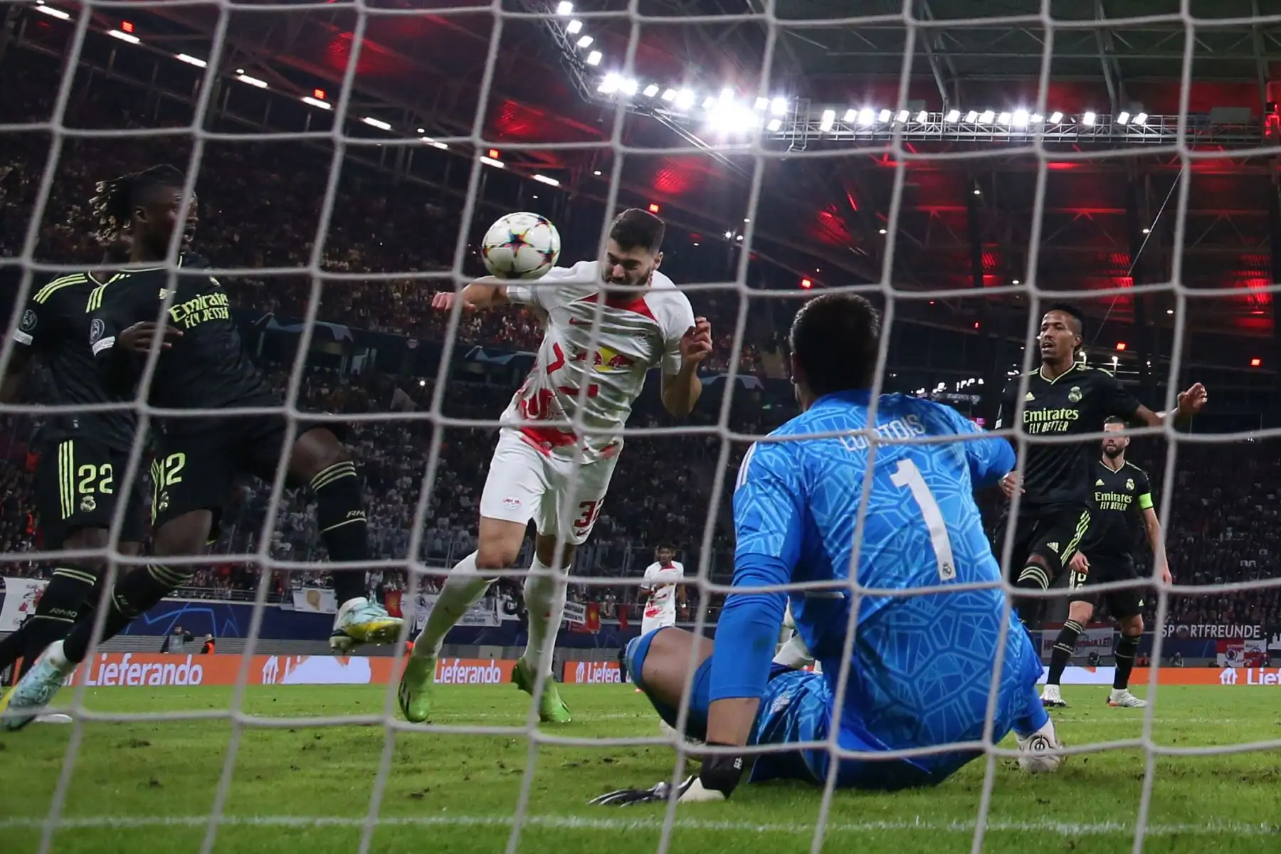 El defensa croata de Leipzig, Josko Gvardiol  marca el 1-0 ante el Real Madrid durante el partido del Grupo F de la Liga de Campeones de la UEFA. Foto: AFP