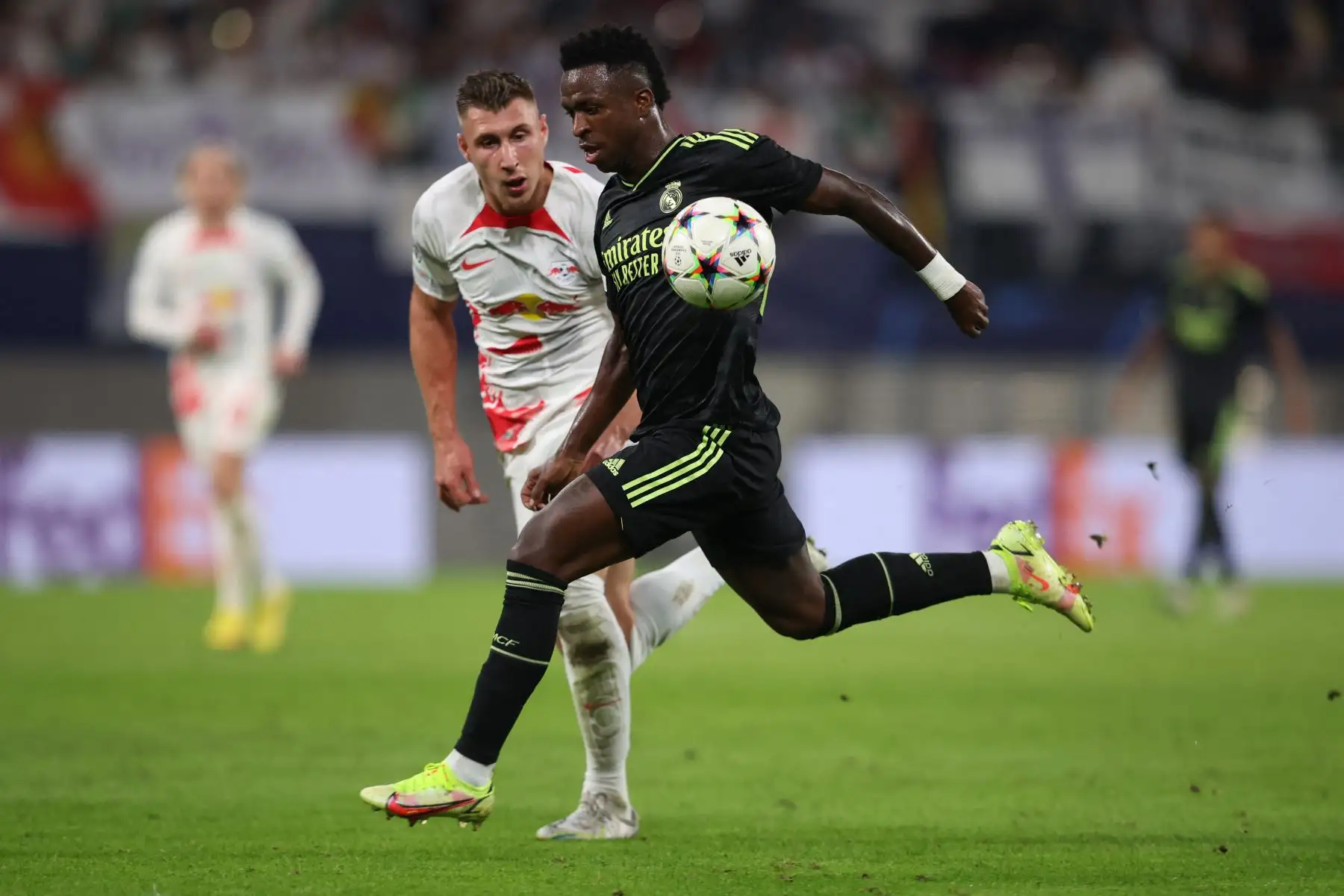 El delantero brasileño del Real Madrid, Vinicius Junior, y el defensor húngaro de Leipzig, Willi Orban, compiten por el balón durante el partido del Grupo F de la Liga de Campeones de la UEFA. Foto: AFP