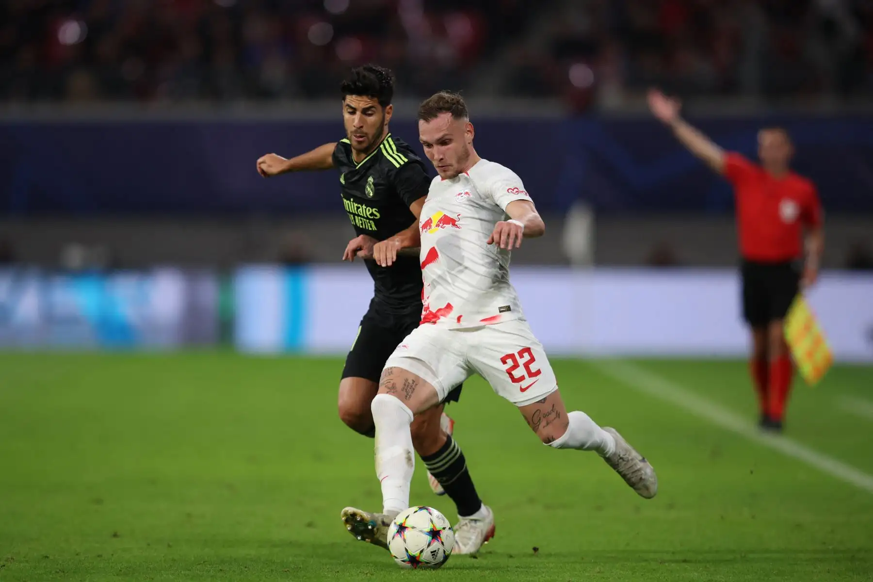 El centrocampista español del Real Madrid, Marco Asensio y el centrocampista alemán de Leipzig, David Raum, compiten por el balón durante el partido del Grupo F de la Liga de Campeones de la UEFA. Foto: AFP