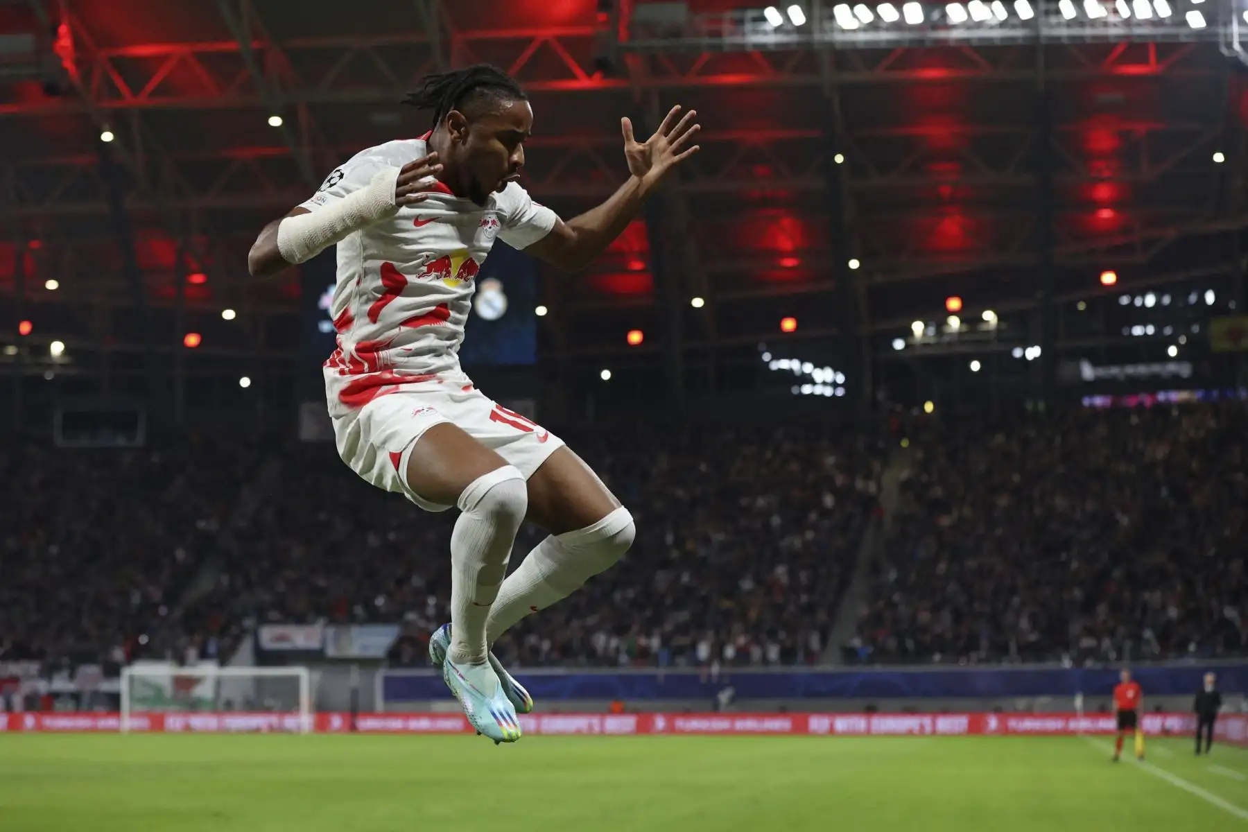 El mediocampista francés de Leipzig, Christopher Nkunku, celebra tras marcar el segundo gol ante el Real Madrid durante el partido del Grupo F de la Liga de Campeones de la UEFA . Foto: AFP