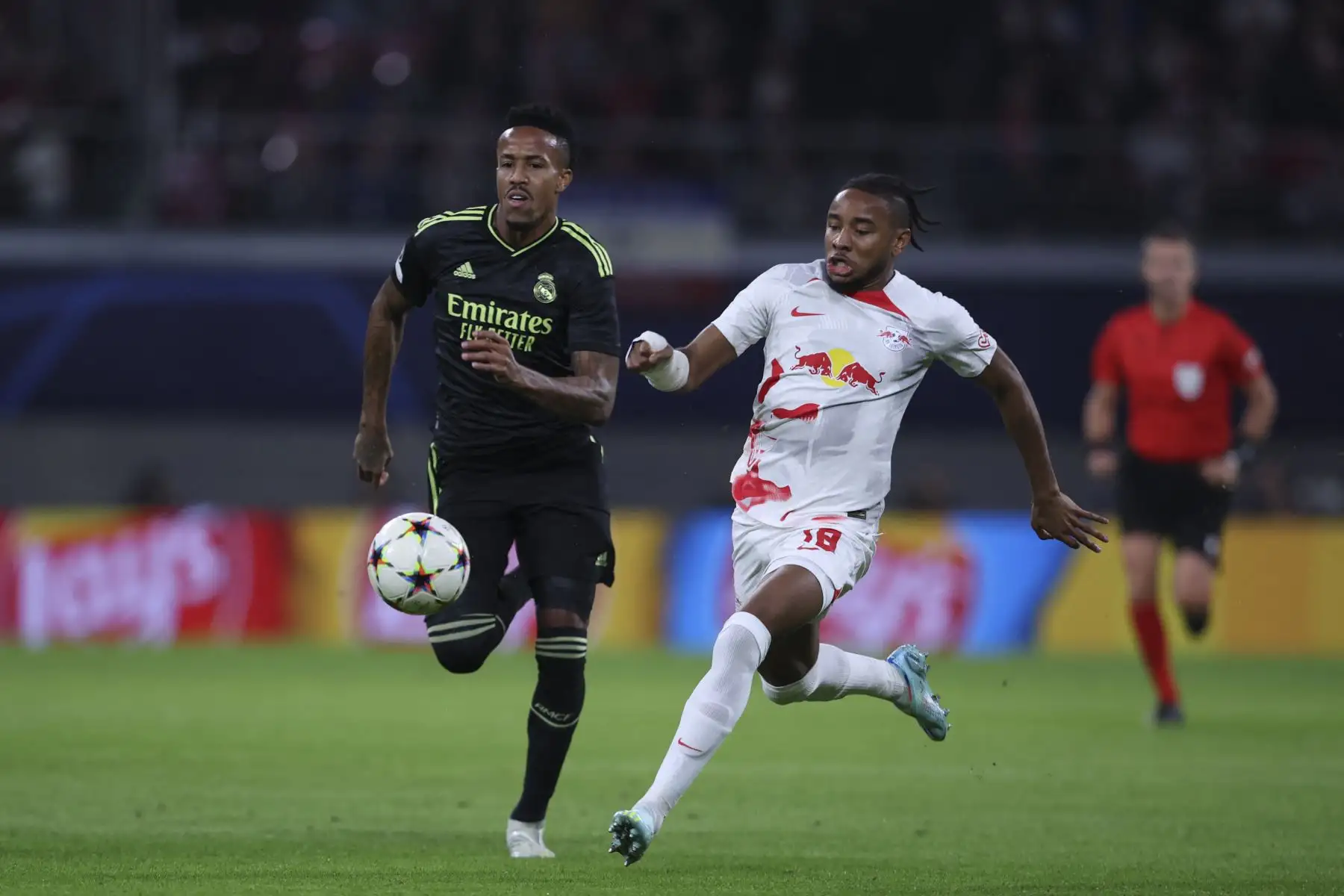 El mediocampista francés de Leipzig Christopher Nkunku y el defensor brasileño del Real Madrid Eder Militao compiten por el balón durante el partido del Grupo F de la Liga de Campeones de la UEFA. Foto: AFP