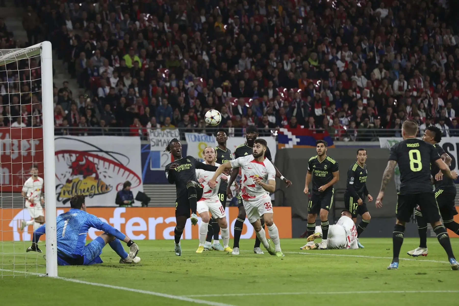 El defensa croata de Leipzig, Josko Gvardiol, anota el gol inicial ante el Real Madrid durante el partido del Grupo F de la Liga de Campeones de la UEFA. Foto: AFP