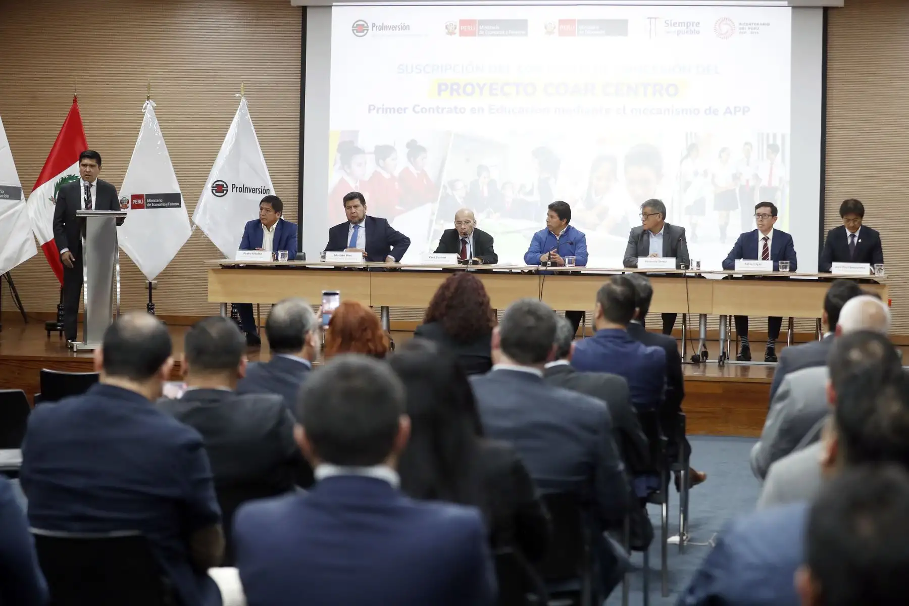 El presidente de la República, Pedro Castillo, lidera ceremonia de suscripción del primer contrato de concesión en la modalidad de Asociación Público-Privada para la construcción de tres Colegios de Alto Rendimiento en Cusco, Huancavelica y Pasco. Foto: ANDINA/Prensa Presidencia
