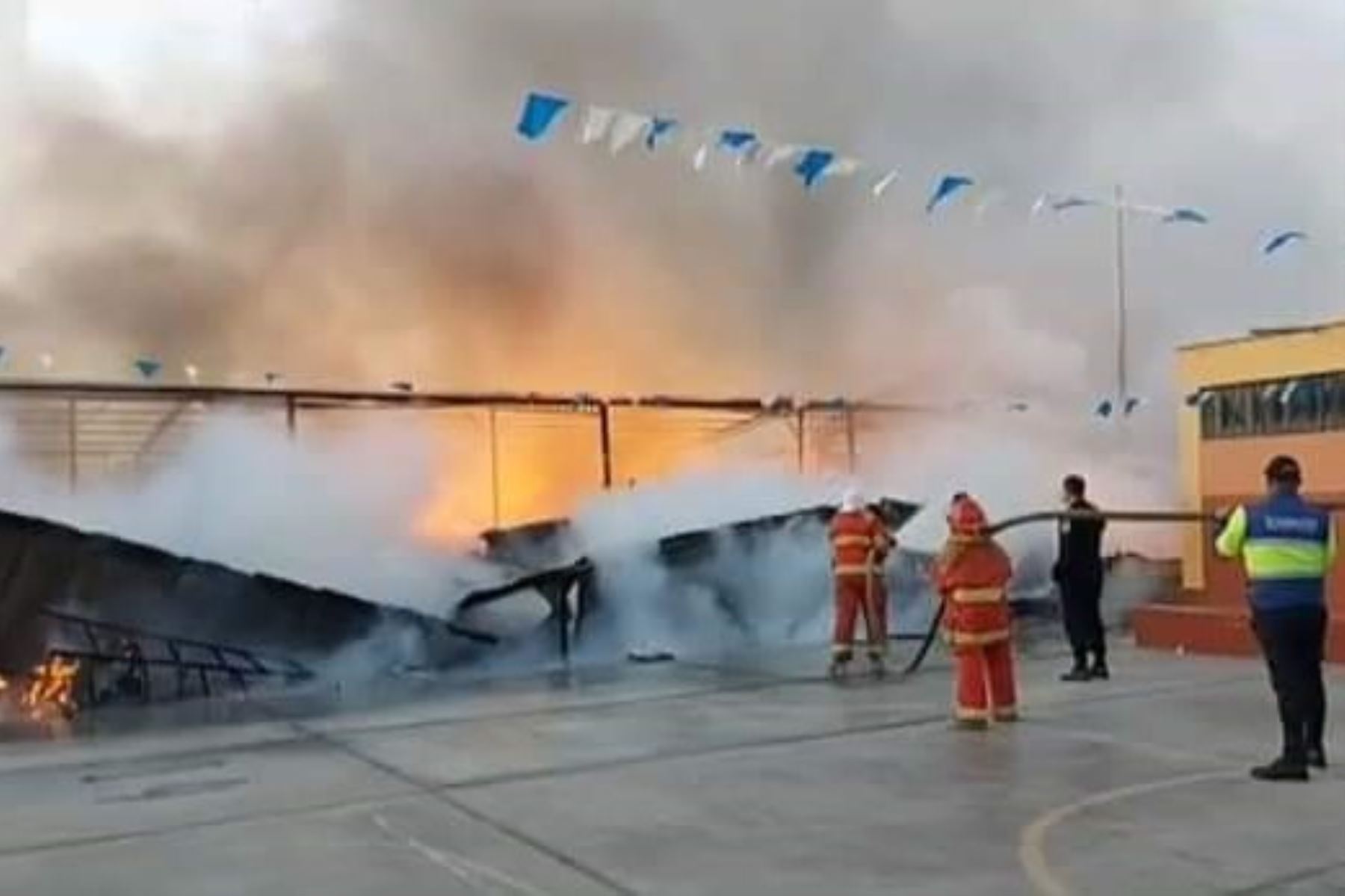 En la institución educativa 88028 Miguel Grau, en el distrito ancashino Nuevo Chimbote, se registró un incendio que causó alarma.
