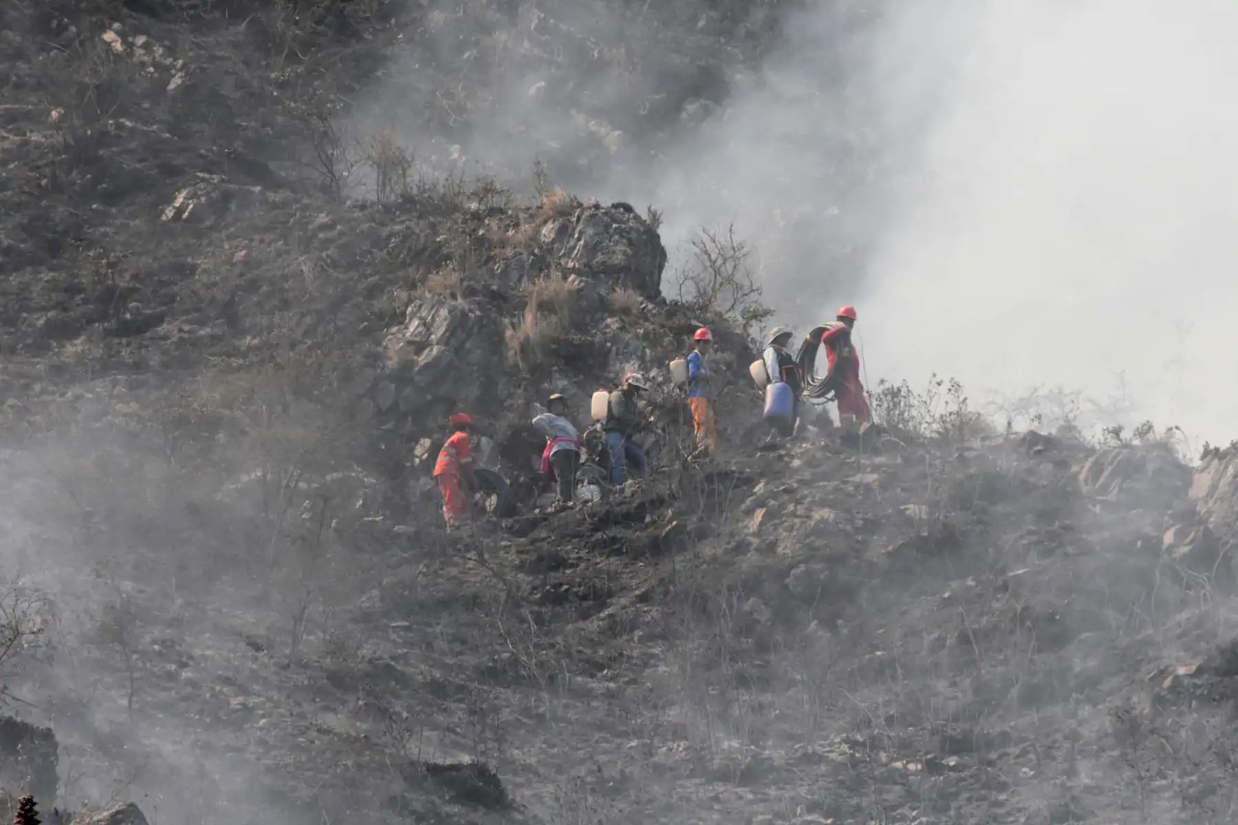 El siniestro que se registra desde la semana pasada, devasta más de 4 mil hectáreas en el sector Qoyllor-Hatuccasa. Durante el día de ayer los brigadistas conformados en 6 cuadrillas intentaron sofocar las llamas, pero las cuestiones climáticas y geográficas impidieron. Foto: ANDINA/Percy Hurtado