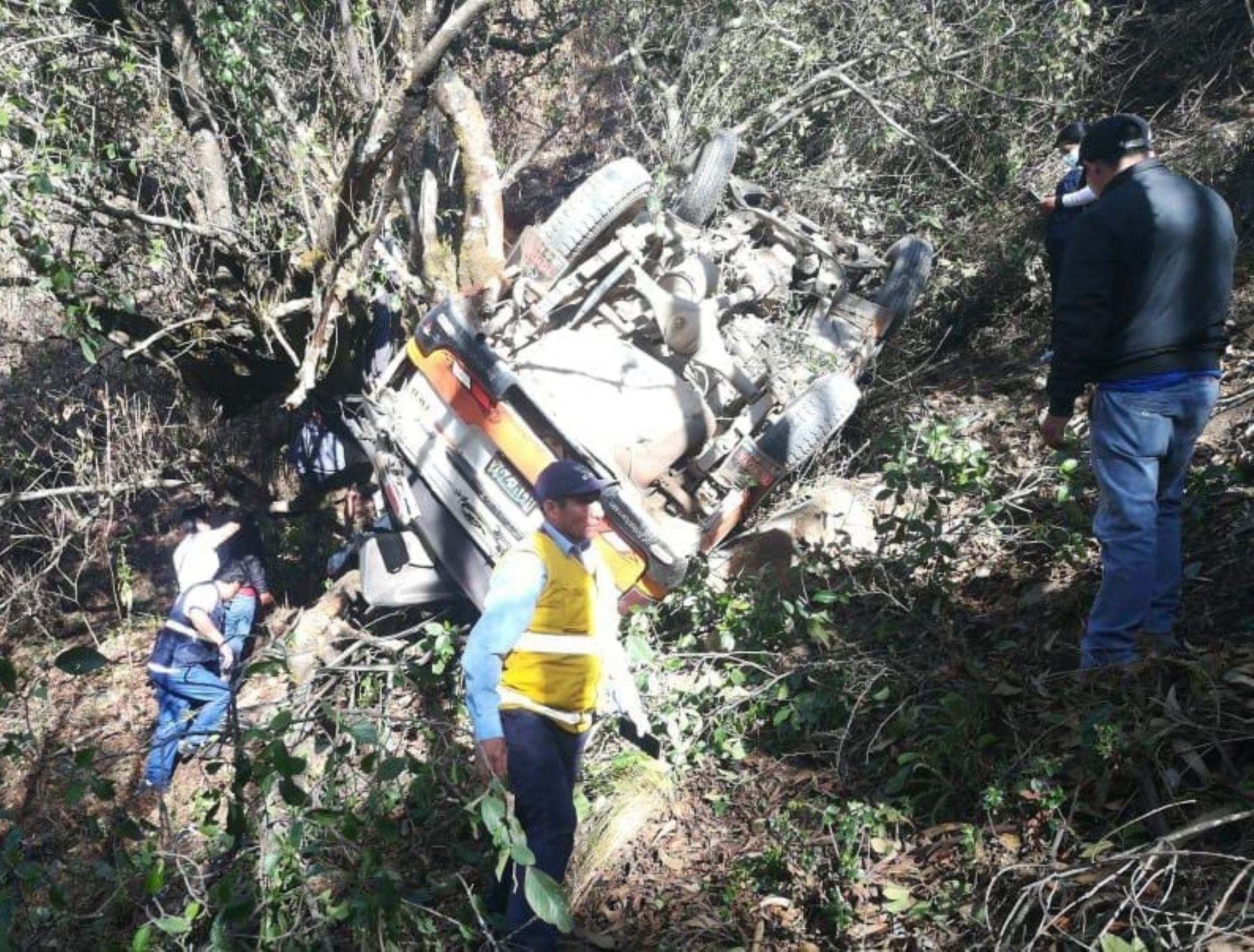 El despiste y volcadura de una camioneta combi dejó 18 personas heridas. El accidente ocurrió en la provincia ancashina de Pomabamba.