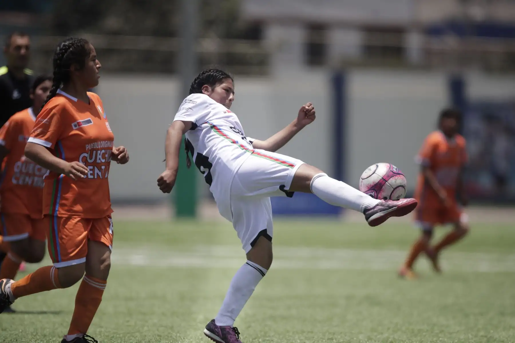Los equipos femeninos de fútbol Quechua Central y Quechua Collao disputan un reñido encuentro en el marco de los Juegos Escolares Deportivos y Paradeportivos 2022.

Foto: ANDINA/Juan Carlos Guzmán Negrini