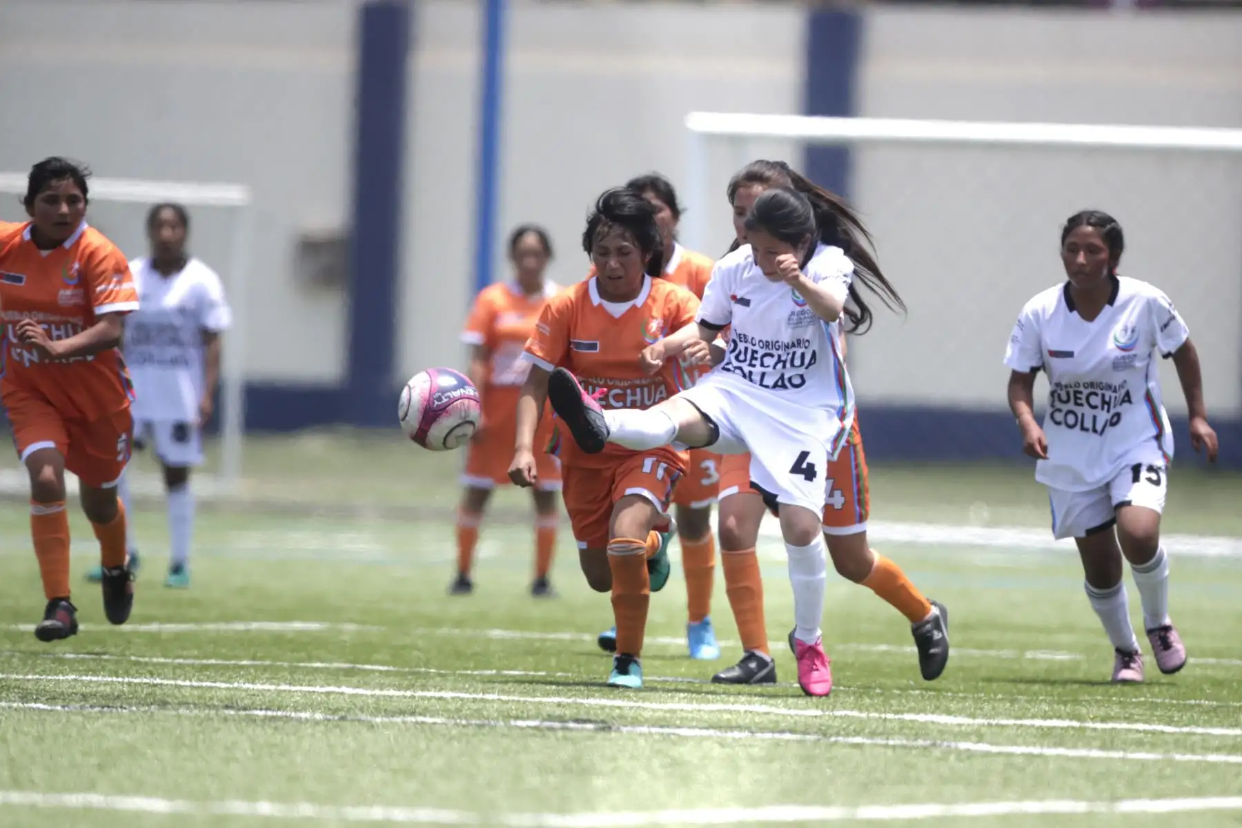 Los equipos femeninos de fútbol Quechua Central y Quechua Collao disputan un reñido encuentro en el marco de los Juegos Escolares Deportivos y Paradeportivos 2022.

Foto: ANDINA/Juan Carlos Guzmán Negrini