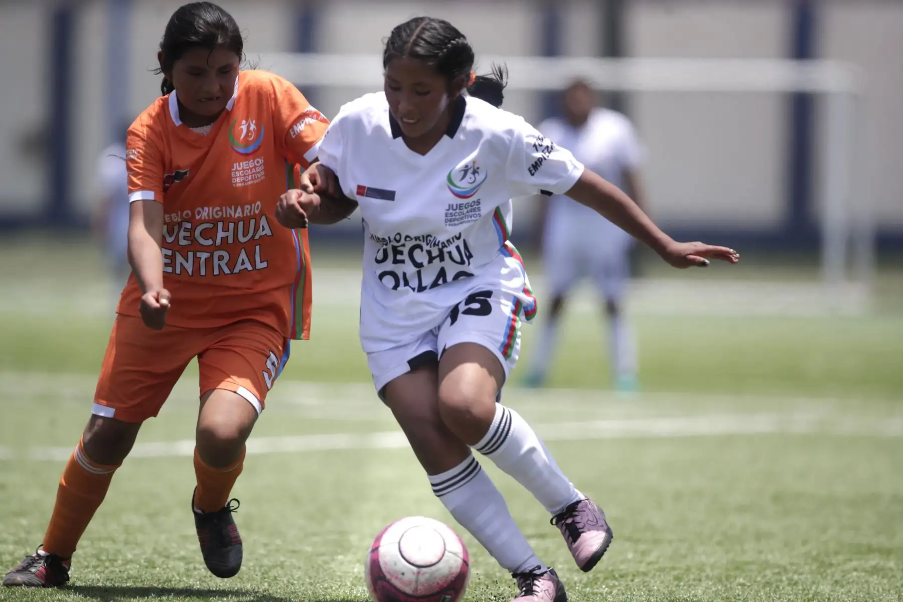 Los equipos femeninos de fútbol Quechua Central y Quechua Collao disputan un reñido encuentro en el marco de los Juegos Escolares Deportivos y Paradeportivos 2022.

Foto: ANDINA/Juan Carlos Guzmán Negrini
