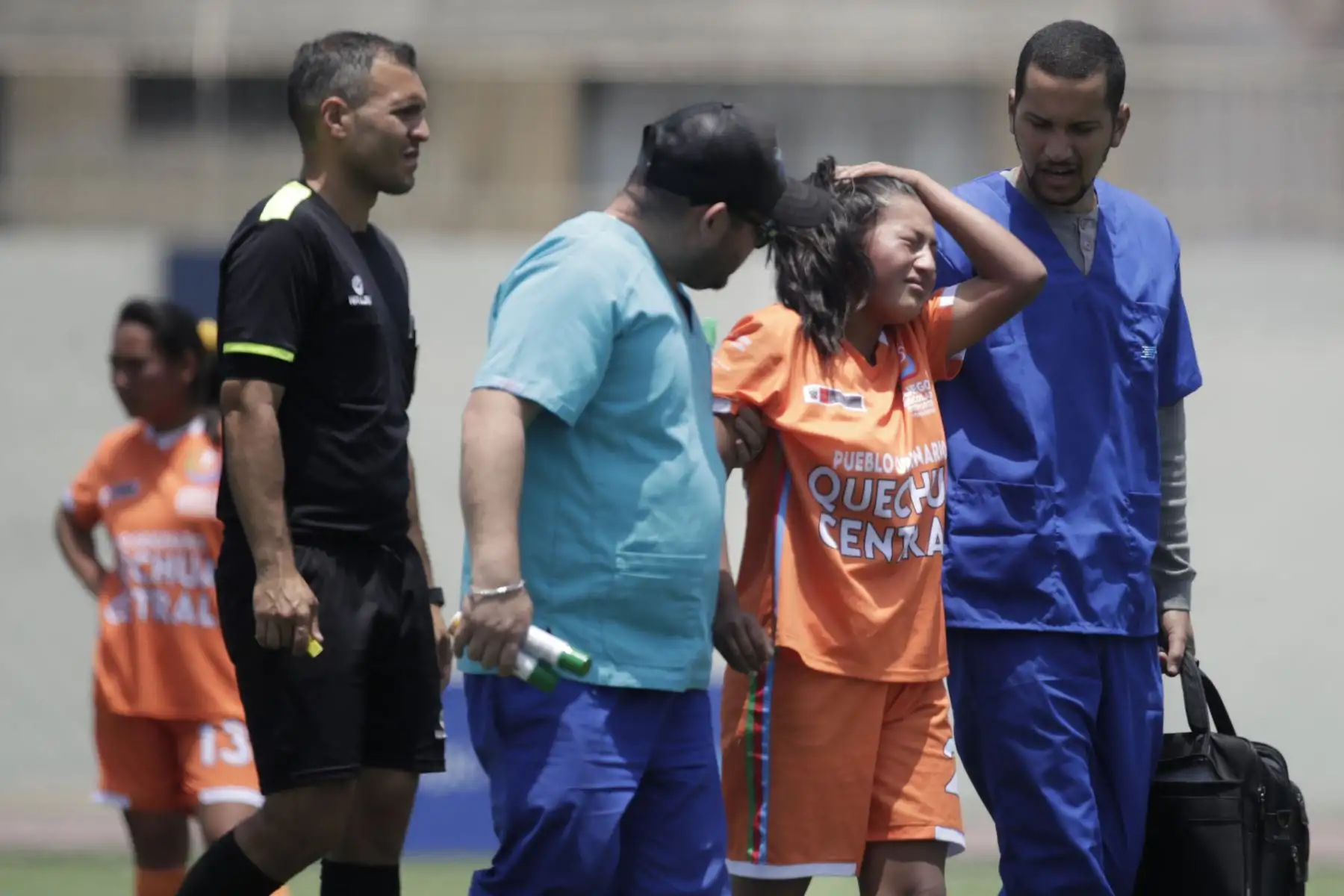 Jugadora del equipo de fútbol femenino Quechua Central es atendida por los paramédicos en el marco de los Juegos Escolares Deportivos y Paradeportivos 2022.

Foto: ANDINA/Juan Carlos Guzmán Negrini