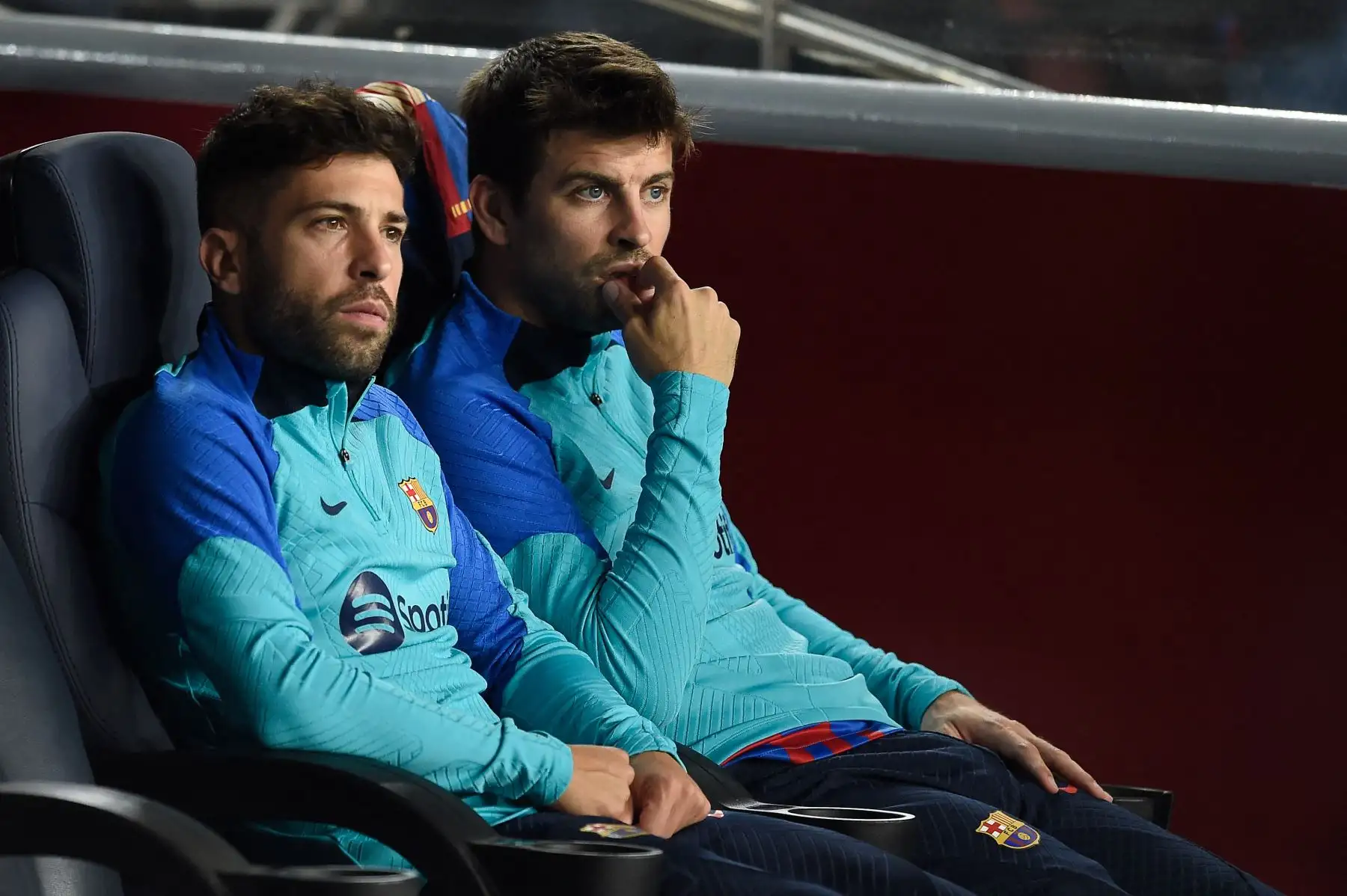 El defensor español de Barcelona Jordi Alba (L) y el defensor español de Barcelona Gerard Piqué miran antes del inicio de la primera ronda de la Liga de Campeones de la UEFA, entre el FC Barcelona y el FC Bayern de Múnich.. AFP