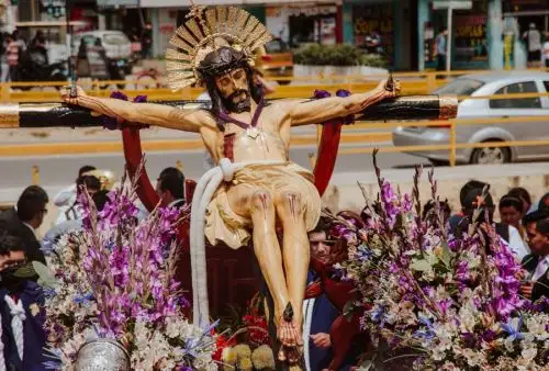 Cada mes de octubre la población de la ciudad de Huánuco se viste con hábito morado para rendir homenaje al Señor de Burgos, su santo patrón y motivo central de una entrañable y bien organizada festividad que evidencia la profunda devoción religiosa hacia Cristo crucificado, cuya imagen es Patrimonio Cultural de la Nación desde 2017. Foto: Facebook/Hermandad del Señor de Burgos de Huánuco.