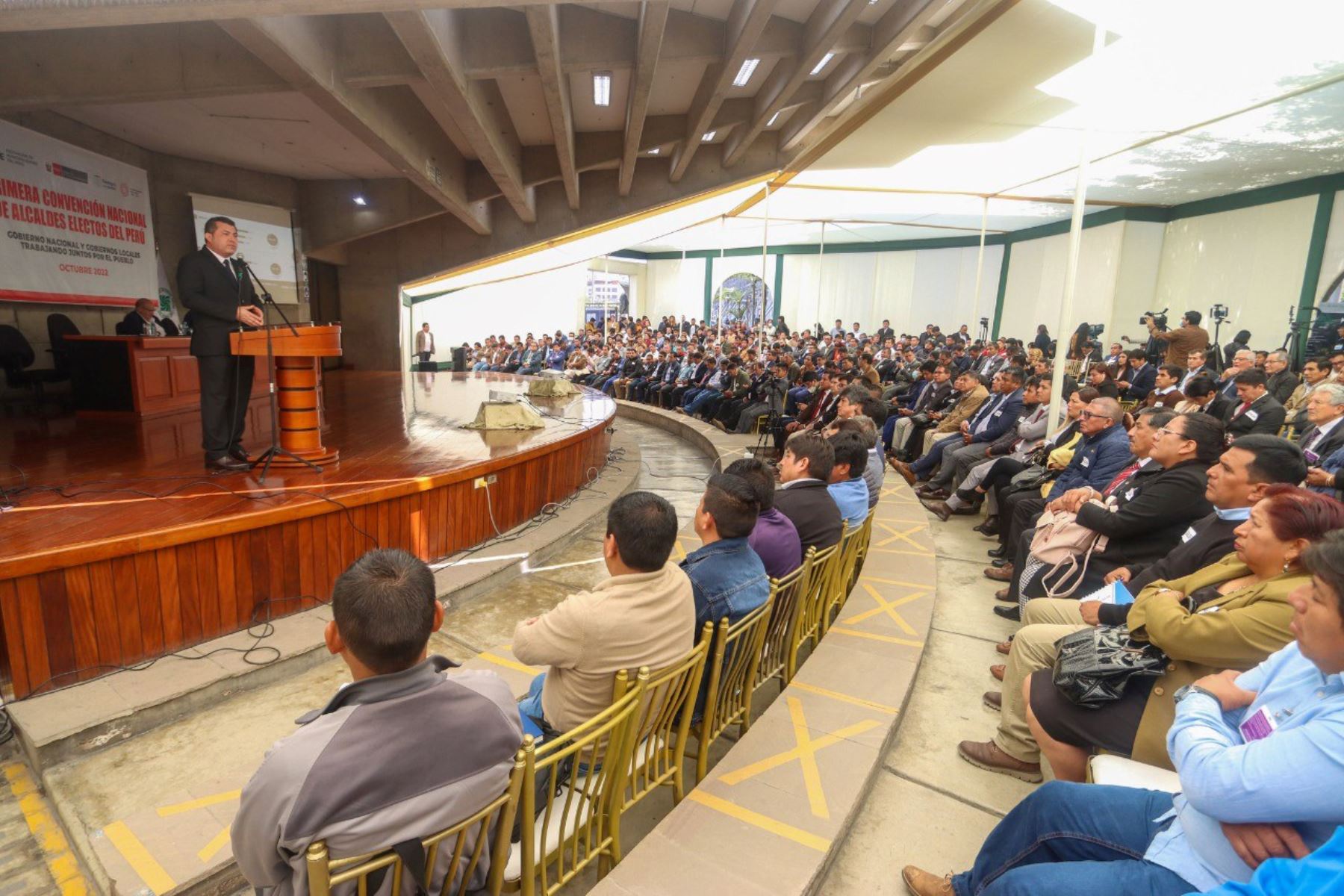 El director ejecutivo de la ARCC, Robert López, expuso en la convención de alcaldes electos. Foto: ARCC/difusión.