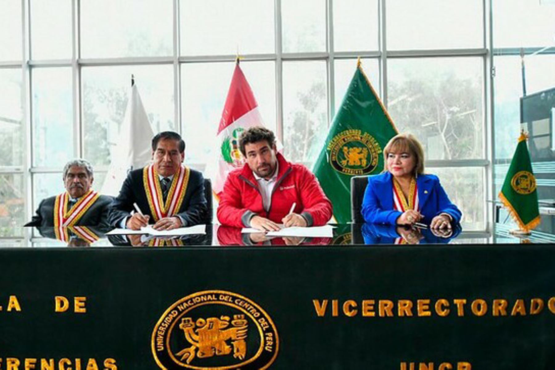 El presidente ejecutivo del Indecopi, Julián Palacín, y el rector de la UNCP, Amador Vilcatoma, suscribieron un convenio de cooperación interinstitucional. Foto: Indecopi