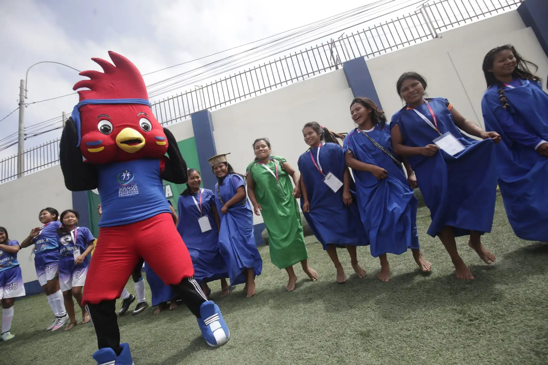 Equipo de fútbol femenino de la Institución Educativa 34366 de la etnia Aguachini del distrito Puerto Bermúdez, provincia de Oxapampa, región Pasco que participa en los juegos escolares deportivos y paradeportivos 2022. 

Foto: ANDINA/Juan Carlos Guzmán