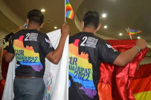 Integrantes de la comunidad LGBTI se manifiestan hoy, en el congreso del estado en Ciudad Victoria, Tamaulipas (México). Foto: EFE