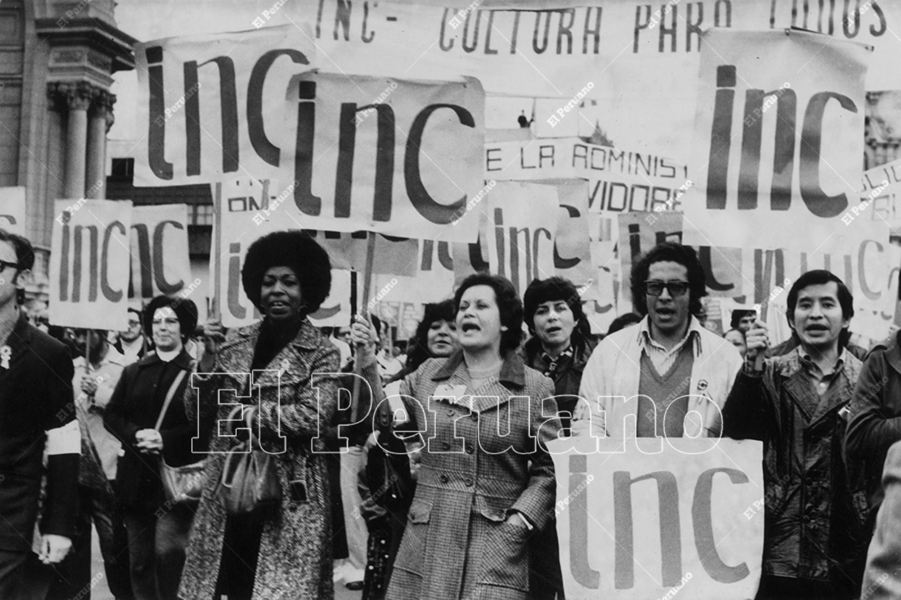 Lima - 7 junio 1985 / Victoria Santa Cruz y Martha Hildebrandt representando al Instituto Nacional de Cultura en la marcha por el Día de la Bandera. Foto: Archivo Histórico de El Peruano