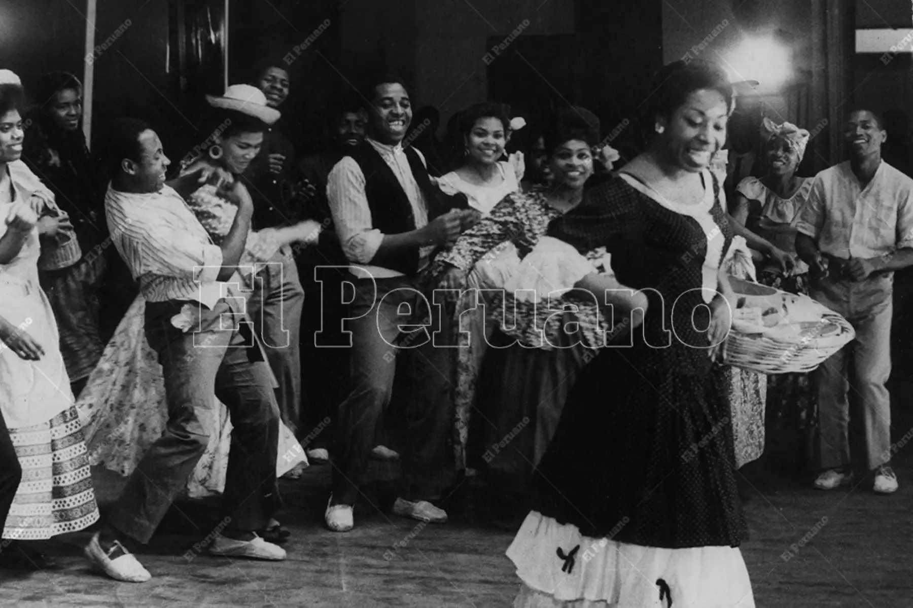 Lima - 1957 / Victoria Santa Cruz y su compañía de folclor. Foto: Archivo Histórico de El Peruano