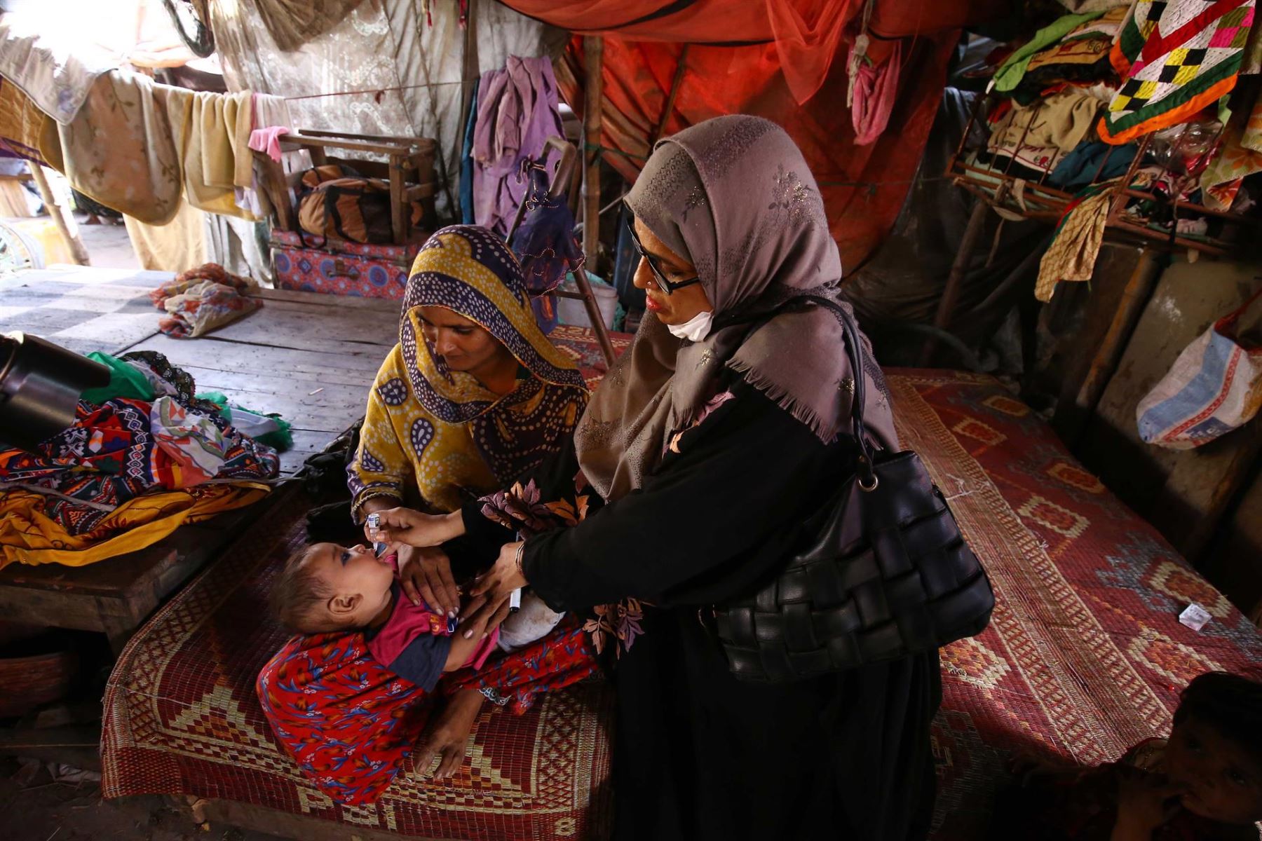 Muere un policía en un nuevo ataque contra equipo de vacunación en Pakistán.