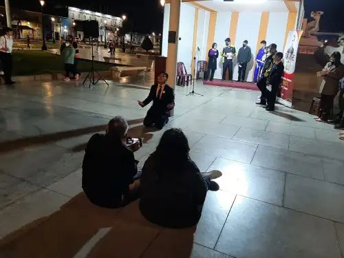 Jóvenes y adultos trujillanos se sumaron a la jornada maratónica de lectura ininterrumpida de la obra de César Vallejo que se desarrolla en la plaza de Armas de Trujillo. Foto: Luis Puell.