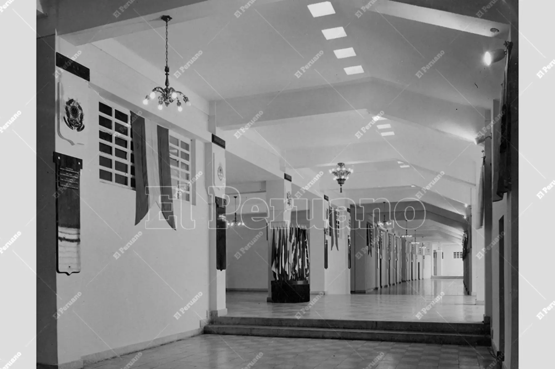 Lima - 30 octubre 1954 / Vista parcial de la Galería de las Américas del Estadio Nacional en la que se expone un escudo de cada país americano y en el centro los 21 pabellones de las repúblicas americanas. Foto: Archivo Histórico de El Peruano