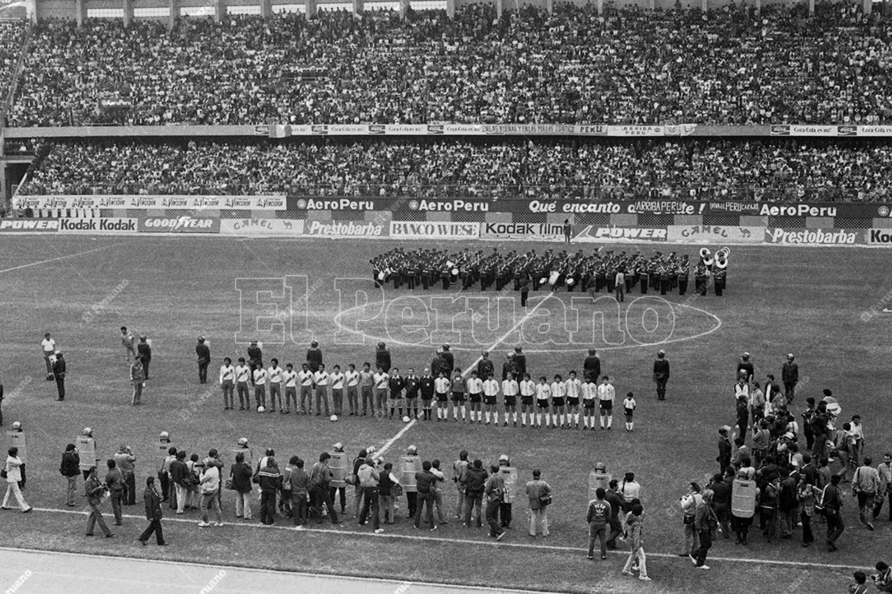 Lima - 23 junio 1985 / El Estadio Nacional es cosiderado como "la casa de la selección". En la imagen  el día que Perú  venció 1-0  a Argentina por las eliminatorias para el mundial de México 86. Foto: Archivo Histórico de El Peruano / Américo Alburquerque