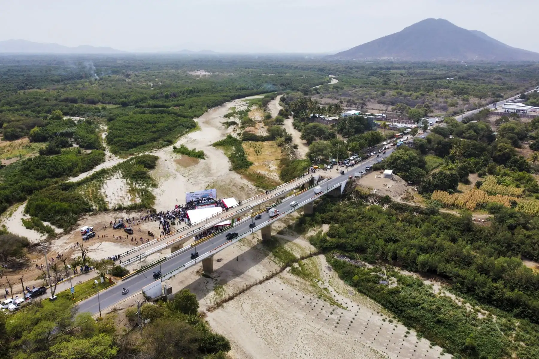 El presidente de la República, Pedro Castillo Terrones, entregó el Plan Maestro Piura que comprende el Plan Maestro del río Piura y de drenaje pluvial para los distritos de Piura, Castilla y Veintiséis de Octubre, para realizar diferentes obras y evitar inundaciones y huaycos que se producen por intensas lluvias. Foto: ANDINA/ Prensa Presidencia