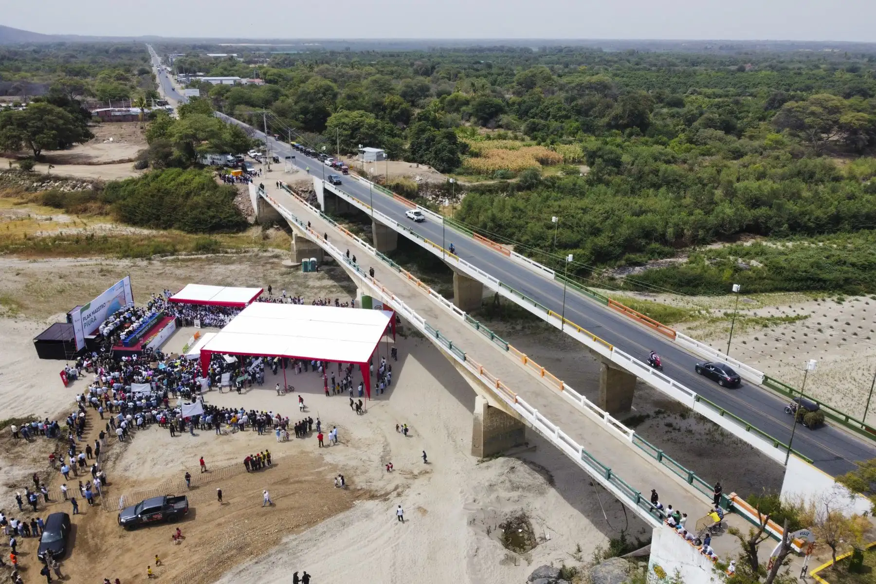 El presidente de la República, Pedro Castillo Terrones, entregó el Plan Maestro Piura que comprende el Plan Maestro del río Piura y de drenaje pluvial para los distritos de Piura, Castilla y Veintiséis de Octubre, para realizar diferentes obras y evitar inundaciones y huaycos que se producen por intensas lluvias. Foto: ANDINA/ Prensa Presidencia