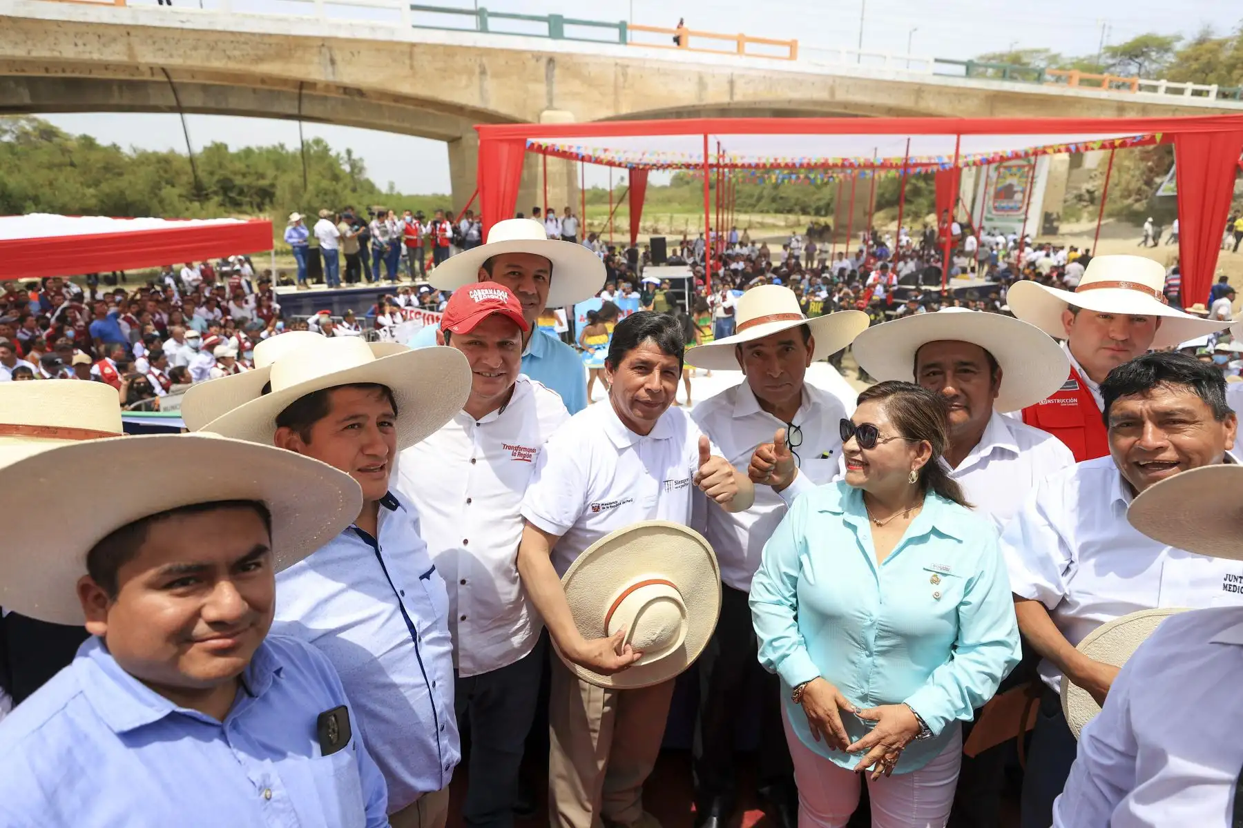 El presidente de la República, Pedro Castillo Terrones, entregó el Plan Maestro Piura que comprende el Plan Maestro del río Piura y de drenaje pluvial para los distritos de Piura, Castilla y Veintiséis de Octubre, para realizar diferentes obras y evitar inundaciones y huaycos que se producen por intensas lluvias. Foto: ANDINA/ Prensa Presidencia
