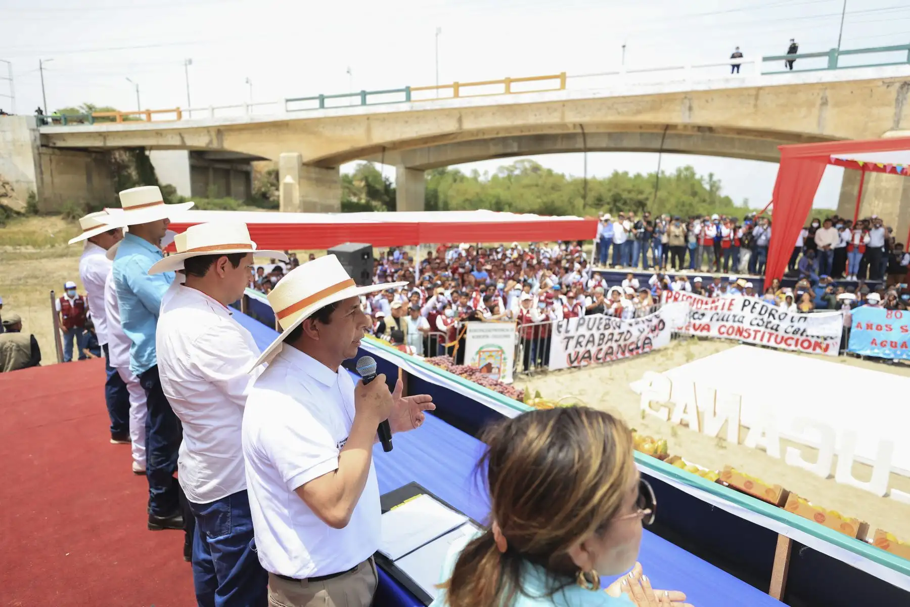 El presidente de la República, Pedro Castillo Terrones, entregó el Plan Maestro Piura que comprende el Plan Maestro del río Piura y de drenaje pluvial para los distritos de Piura, Castilla y Veintiséis de Octubre, para realizar diferentes obras y evitar inundaciones y huaycos que se producen por intensas lluvias. Foto: ANDINA/ Prensa Presidencia