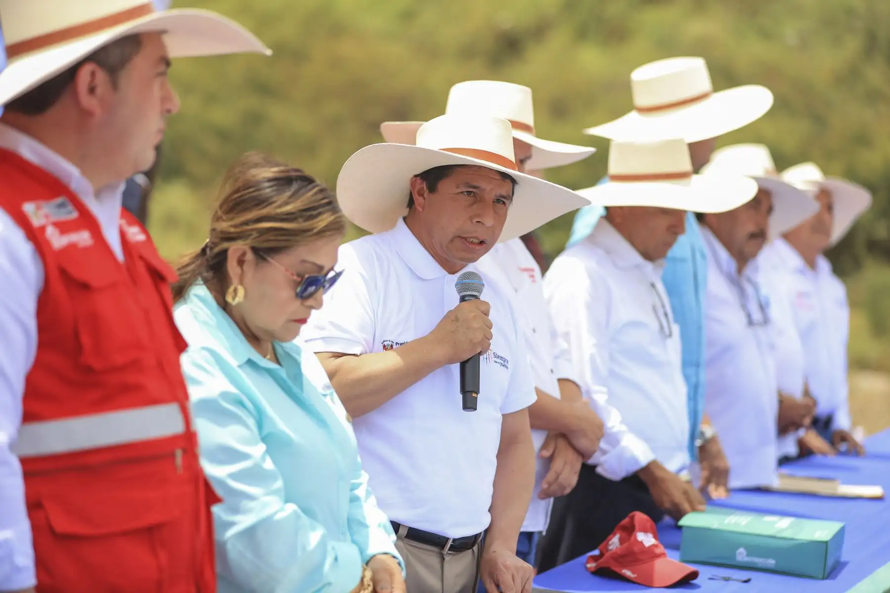 El presidente de la República, Pedro Castillo Terrones, entregó el Plan Maestro Piura que comprende el Plan Maestro del río Piura y de drenaje pluvial para los distritos de Piura, Castilla y Veintiséis de Octubre, para realizar diferentes obras y evitar inundaciones y huaycos que se producen por intensas lluvias. Foto: ANDINA/ Prensa Presidencia