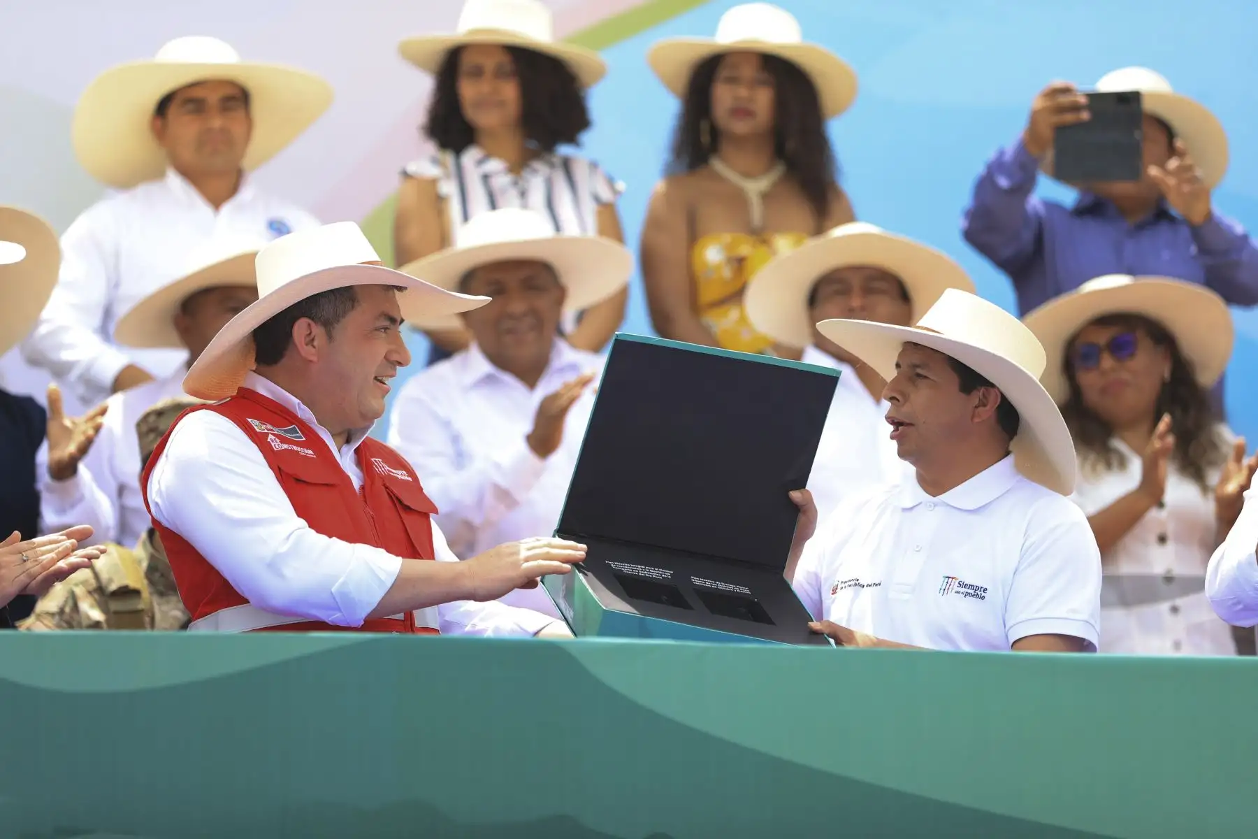 El presidente de la República, Pedro Castillo Terrones, entregó el Plan Maestro Piura que comprende el Plan Maestro del río Piura y de drenaje pluvial para los distritos de Piura, Castilla y Veintiséis de Octubre, para realizar diferentes obras y evitar inundaciones y huaycos que se producen por intensas lluvias. Foto: ANDINA/ Prensa Presidencia