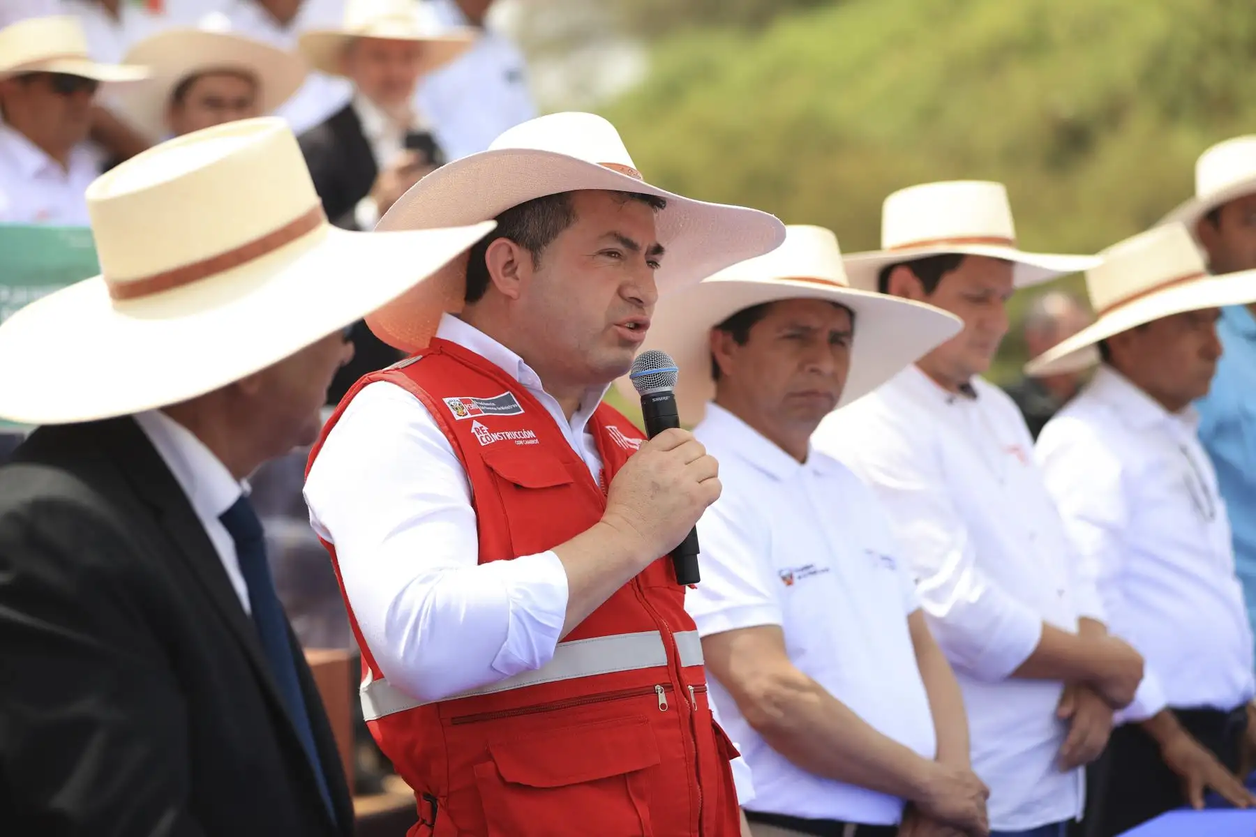 El presidente de la República, Pedro Castillo Terrones, entregó el Plan Maestro Piura que comprende el Plan Maestro del río Piura y de drenaje pluvial para los distritos de Piura, Castilla y Veintiséis de Octubre, para realizar diferentes obras y evitar inundaciones y huaycos que se producen por intensas lluvias. Foto: ANDINA/ Prensa Presidencia
