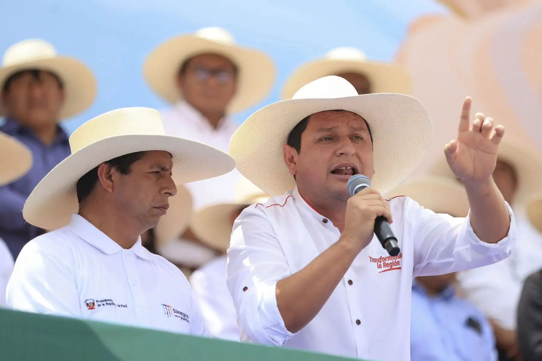 El presidente de la República, Pedro Castillo Terrones, entregó el Plan Maestro Piura que comprende el Plan Maestro del río Piura y de drenaje pluvial para los distritos de Piura, Castilla y Veintiséis de Octubre, para realizar diferentes obras y evitar inundaciones y huaycos que se producen por intensas lluvias. Foto: ANDINA/ Prensa Presidencia