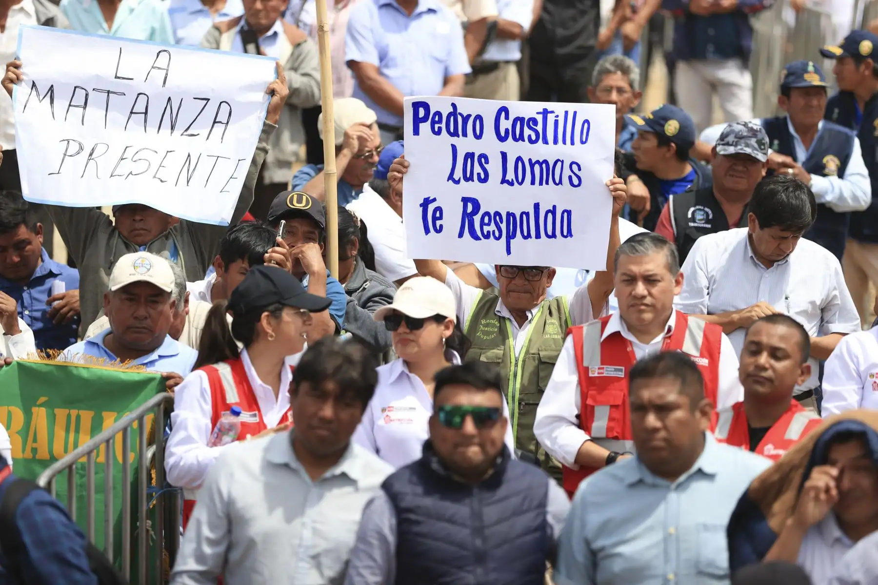 El presidente de la República, Pedro Castillo Terrones, entregó el Plan Maestro Piura que comprende el Plan Maestro del río Piura y de drenaje pluvial para los distritos de Piura, Castilla y Veintiséis de Octubre, para realizar diferentes obras y evitar inundaciones y huaycos que se producen por intensas lluvias. Foto: ANDINA/ Prensa Presidencia