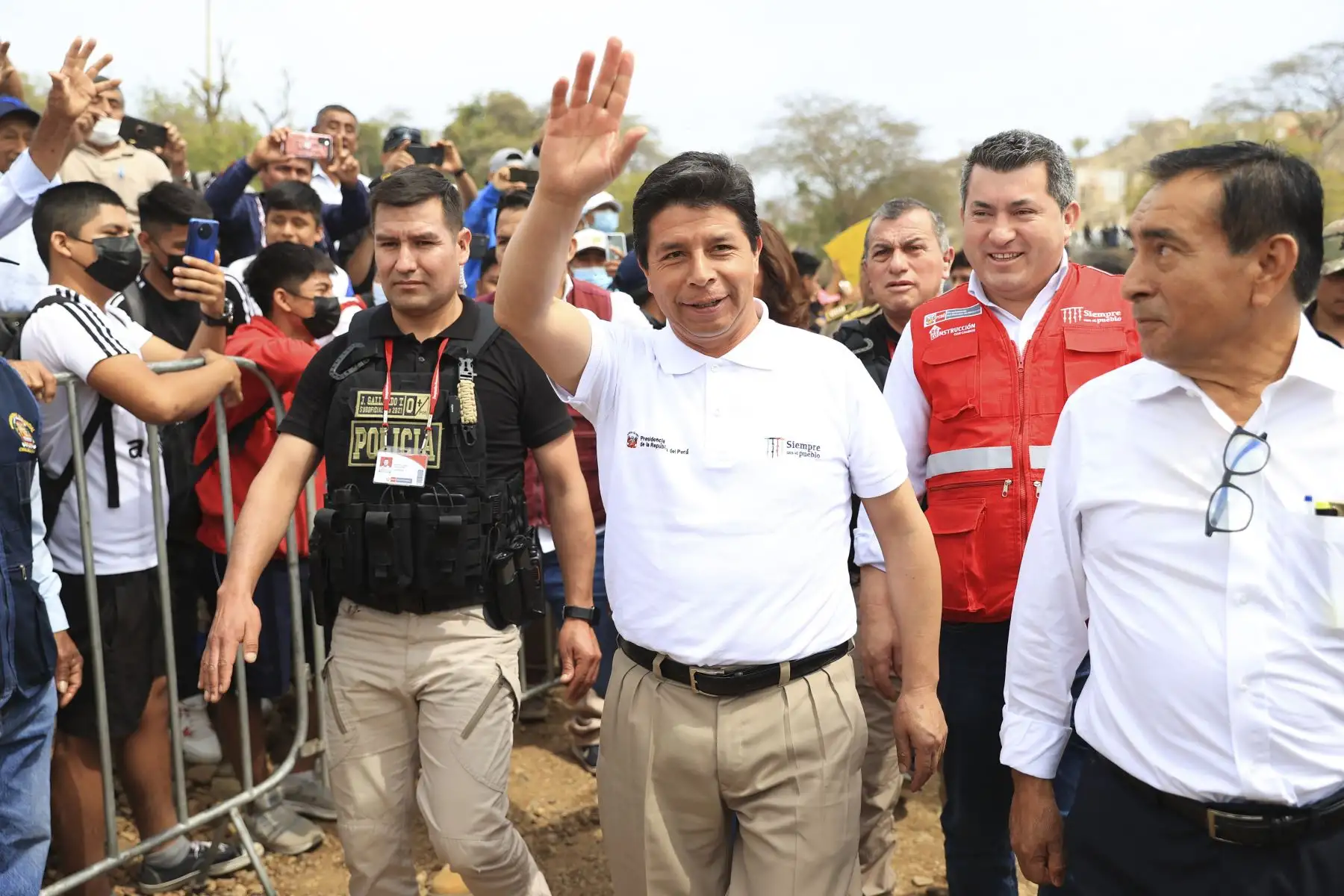 El presidente de la República, Pedro Castillo Terrones, entregó el Plan Maestro Piura que comprende el Plan Maestro del río Piura y de drenaje pluvial para los distritos de Piura, Castilla y Veintiséis de Octubre, para realizar diferentes obras y evitar inundaciones y huaycos que se producen por intensas lluvias. Foto: ANDINA/ Prensa Presidencia