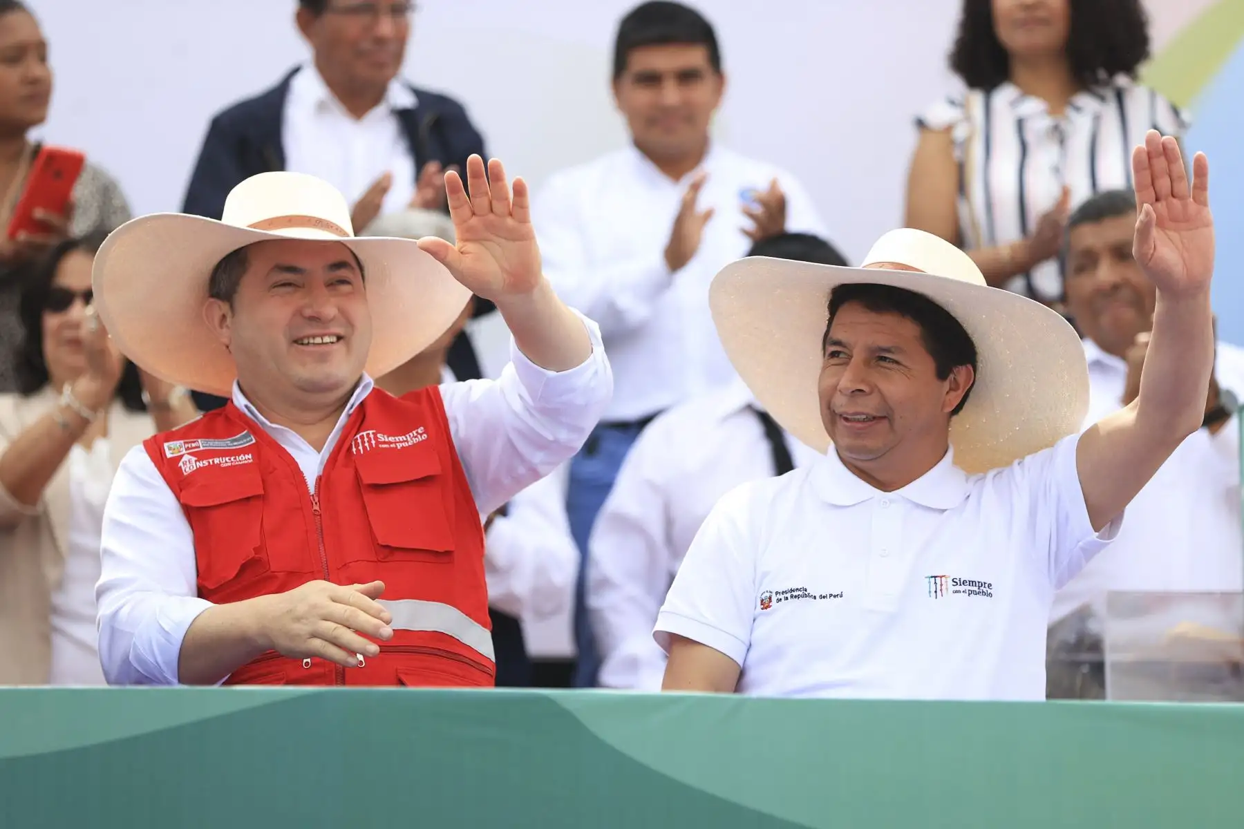 El presidente de la República, Pedro Castillo Terrones, entregó el Plan Maestro Piura que comprende el Plan Maestro del río Piura y de drenaje pluvial para los distritos de Piura, Castilla y Veintiséis de Octubre, para realizar diferentes obras y evitar inundaciones y huaycos que se producen por intensas lluvias. Foto: ANDINA/ Prensa Presidencia