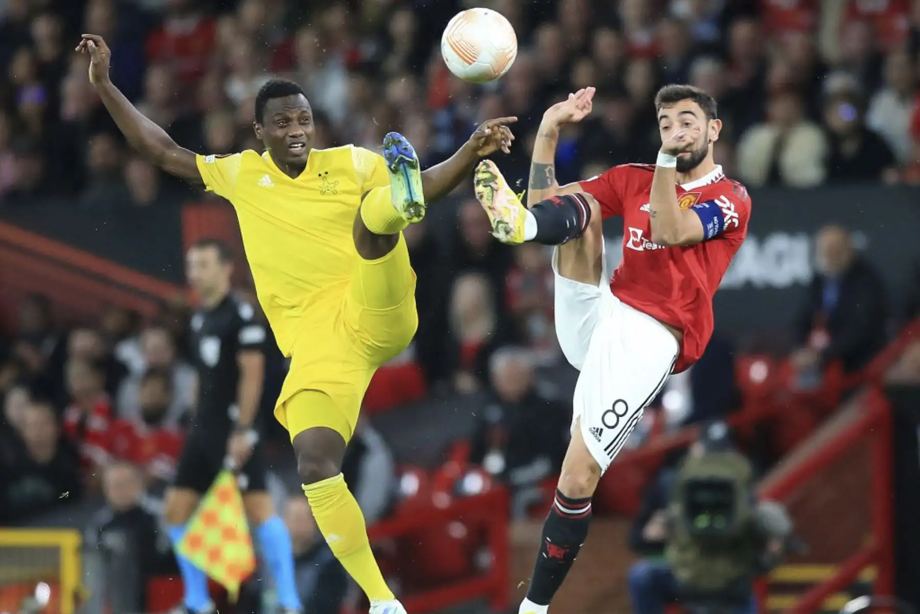 El mediocampista ghanés del FC Sheriff, Salifu Mudasiru (L), compite con el mediocampista portugués del Manchester United, Bruno Fernandes, durante el partido de fútbol del Grupo E de la Liga Europea de la UEFA entre el Manchester United y el Sheriff Tiraspol, en el estadio Old Trafford, en Manchester.

Foto: AFP