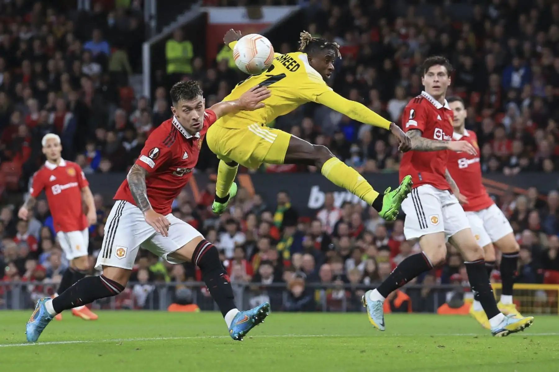 El delantero nigeriano del FC Sheriff, Rasheed Akanbi (centro), no logra conectar un centro durante el partido de fútbol del Grupo E de la Liga Europea de la UEFA entre el Manchester United y el Sheriff Tiraspol, en el estadio Old Trafford.

Foto: AFP