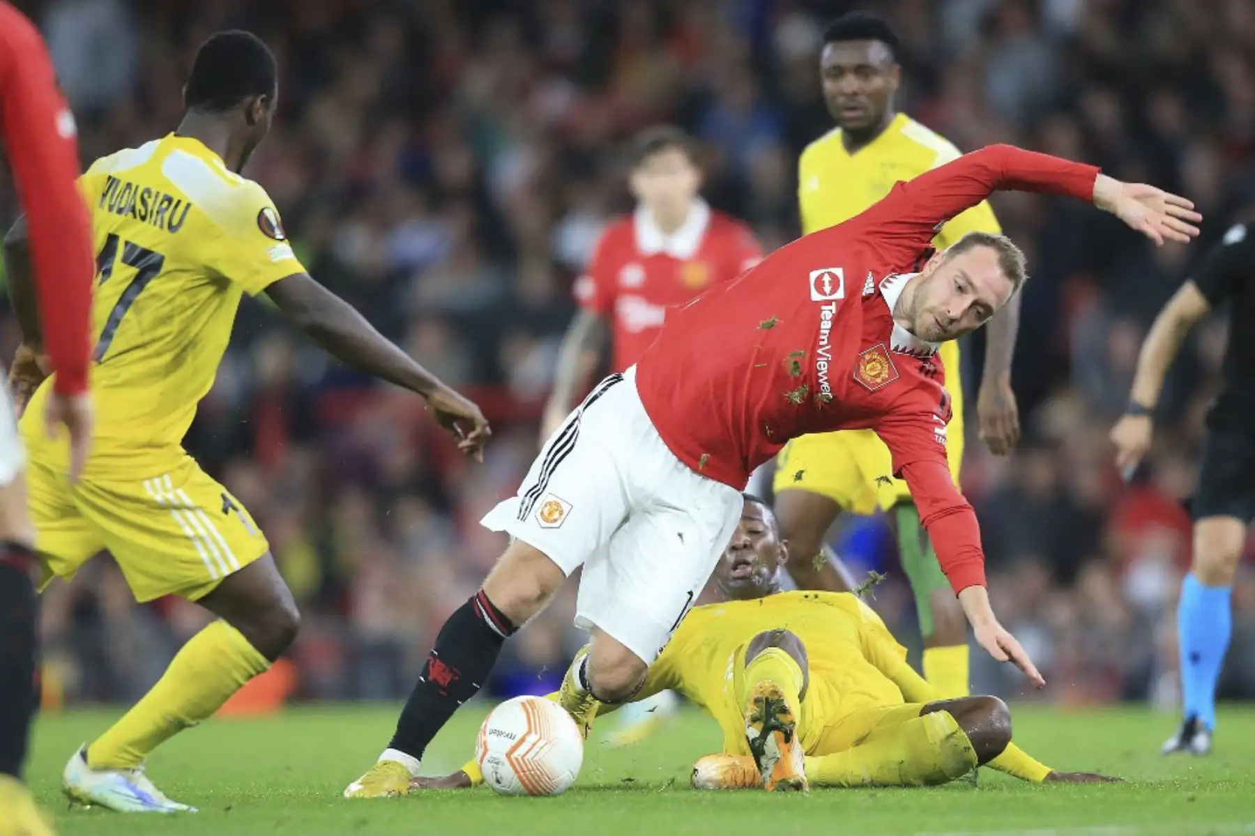 El centrocampista maliense del FC Sheriff, Moussa Kyabou, ensucia al centrocampista danés del Manchester United, Christian Eriksen, durante el partido de fútbol del Grupo E de la Liga Europea de la UEFA entre el Manchester United y el Sheriff Tiraspol, en el estadio Old Trafford, en Manchester.

Foto: AFP