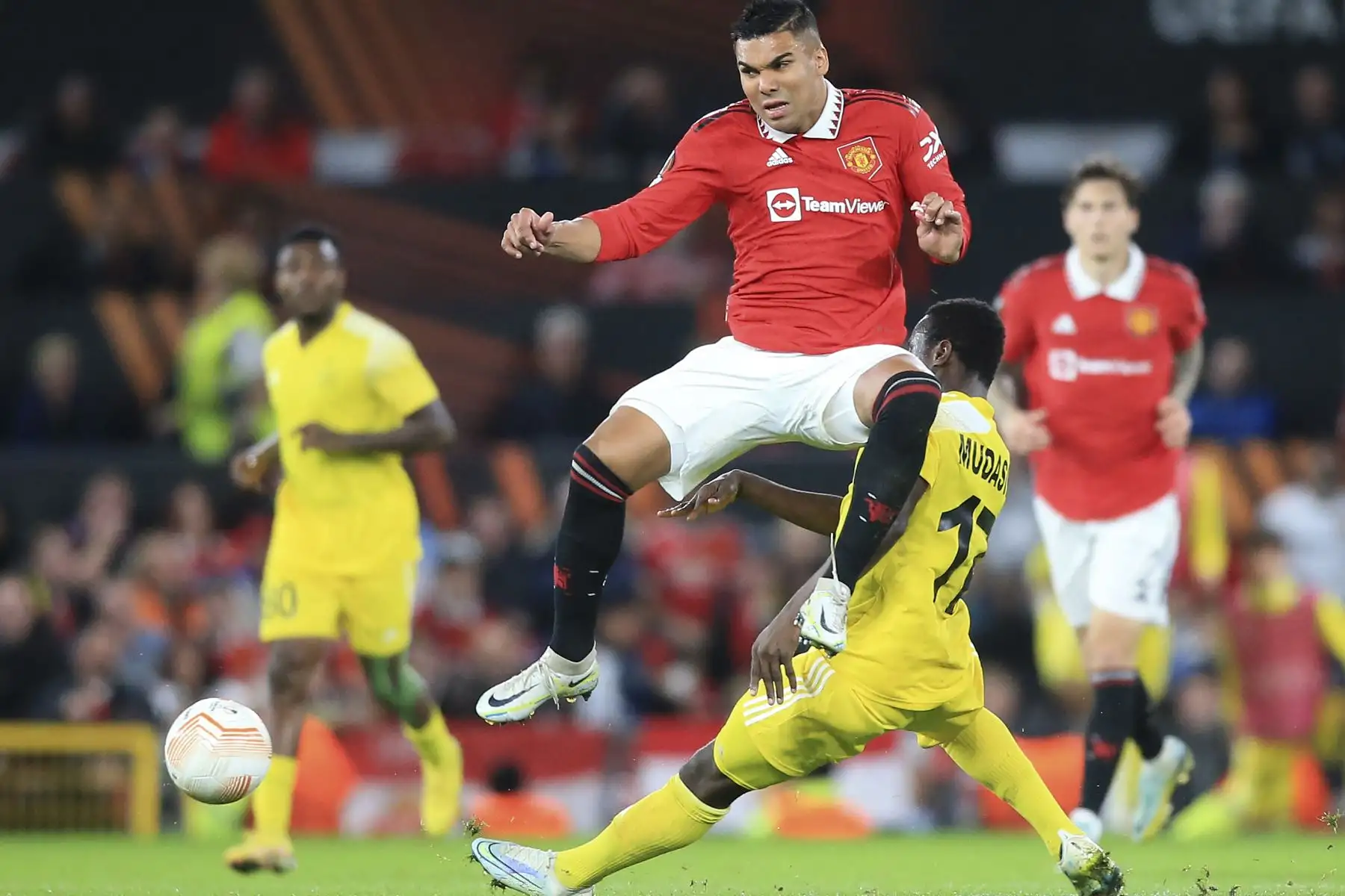 El mediocampista brasileño del Manchester United, Casemiro, salta un desafío del mediocampista ghanés del FC Sheriff, Salifu Mudasiru, durante el partido de fútbol del Grupo E de la Liga Europea de la UEFA entre el Manchester United y el Sheriff Tiraspol, en el estadio Old Trafford, en Manchester.

Foto: AFP