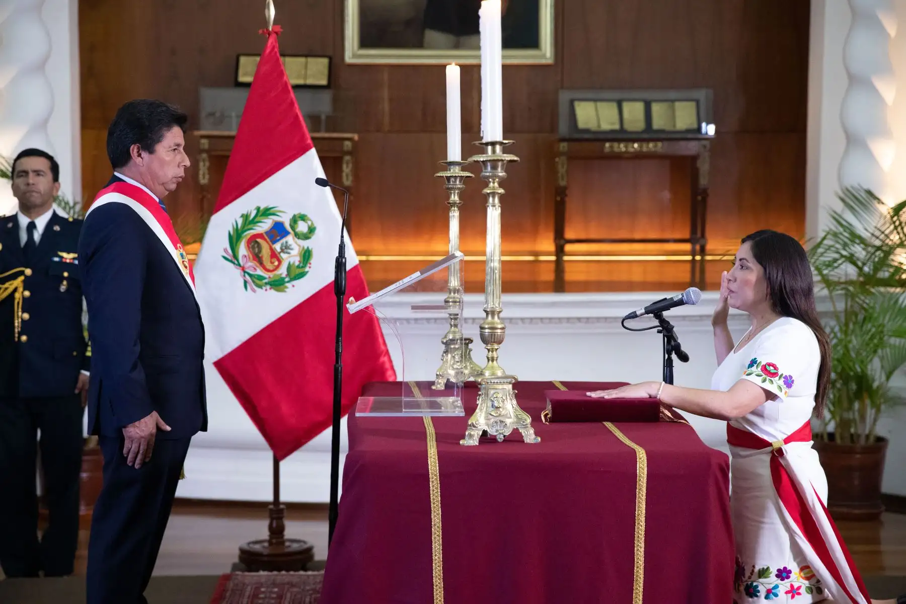 En una ceremonia desarrollada en el Salón Cáceres de Palacio de Gobierno, el presidente de la República, Pedro Castillo Terrones, tomó juramento a Kelly Portalatino Ávalos como Ministra de Salud. Foto: ANDINA/Prensa Presidencia