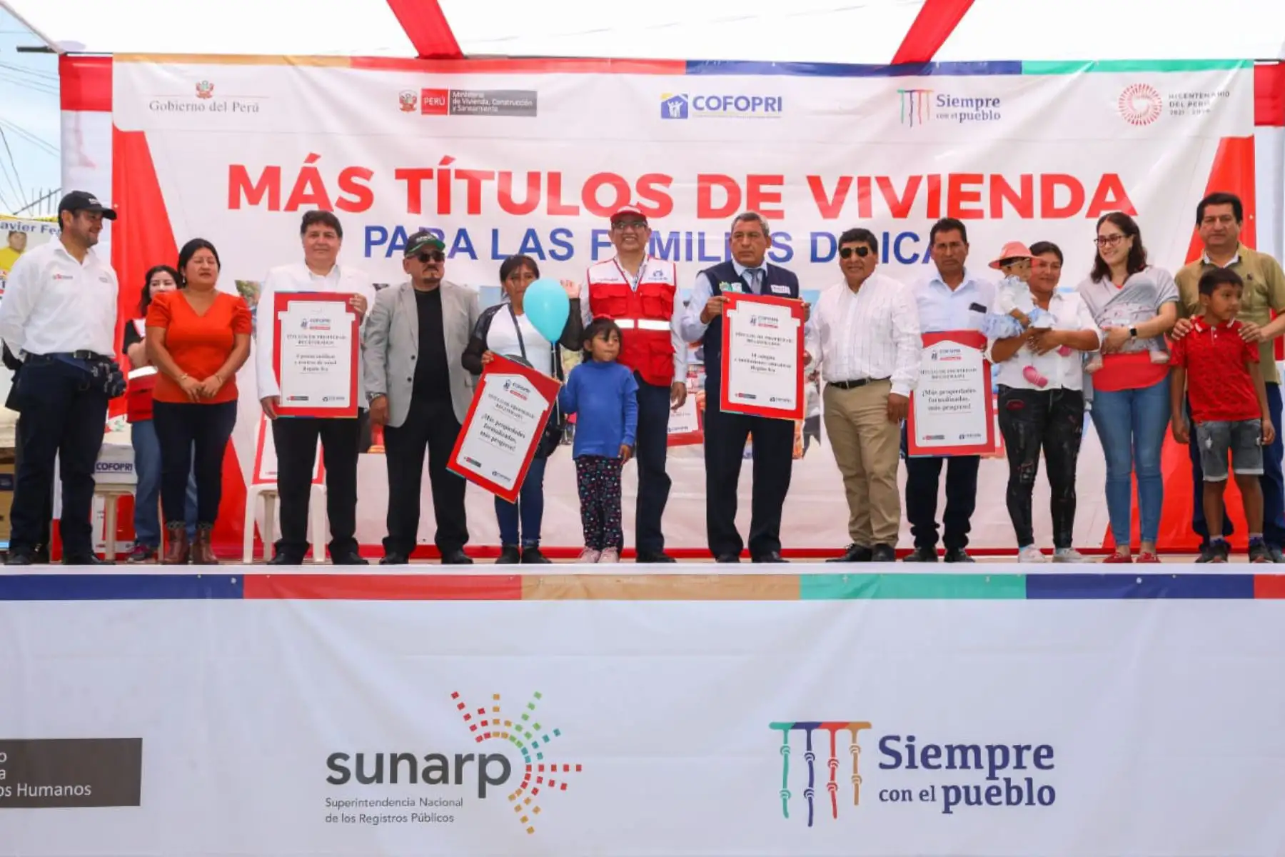 La ceremonia protocolar se efectuó en la plaza de Armas del distrito de Salas, región Ica. Foto: Cofopri.